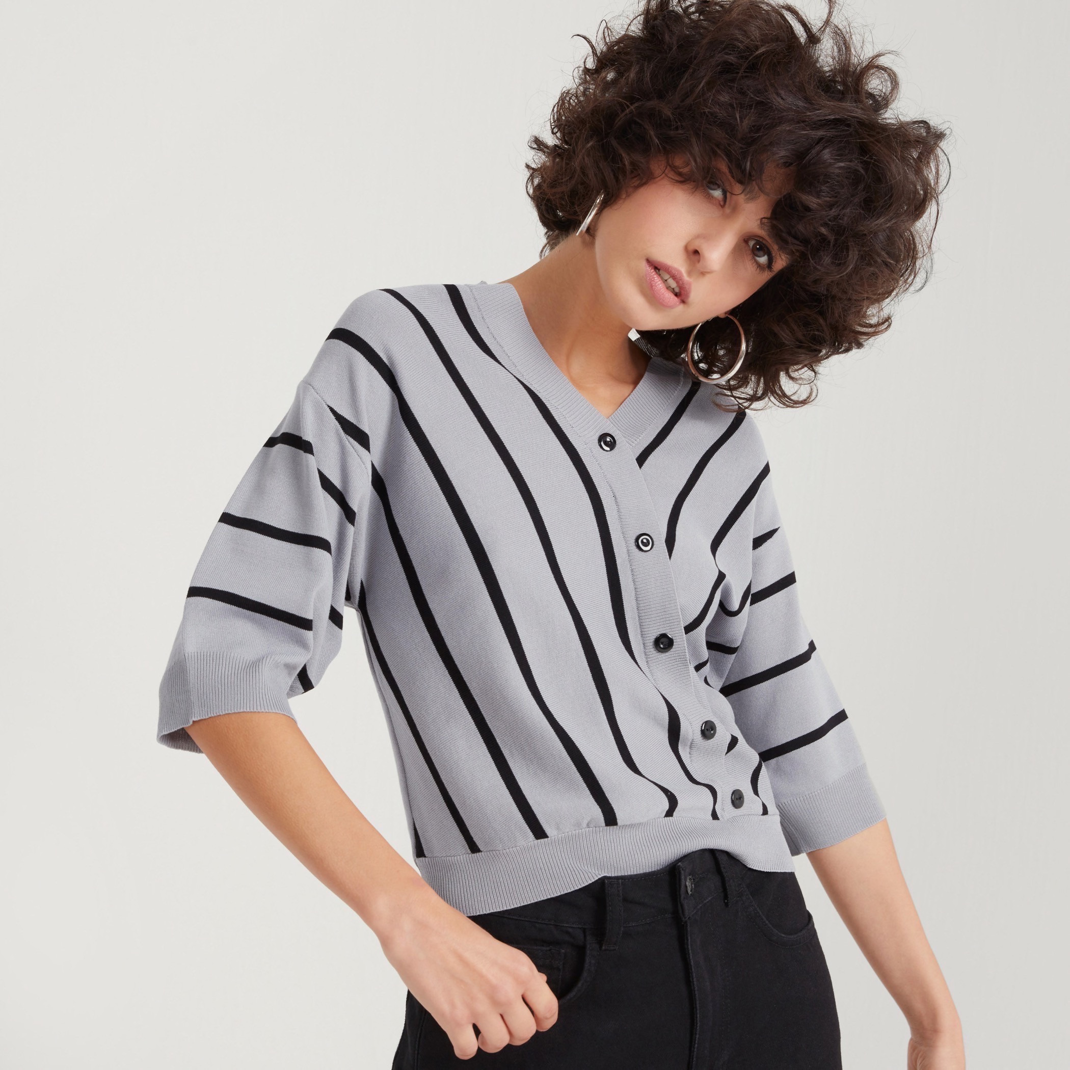 بلوزة بياقة v وأكمام 3/4 وتفاصيل زر من تو إكستريمز-women-clothing-shirtsandblouses-blouses-image-14