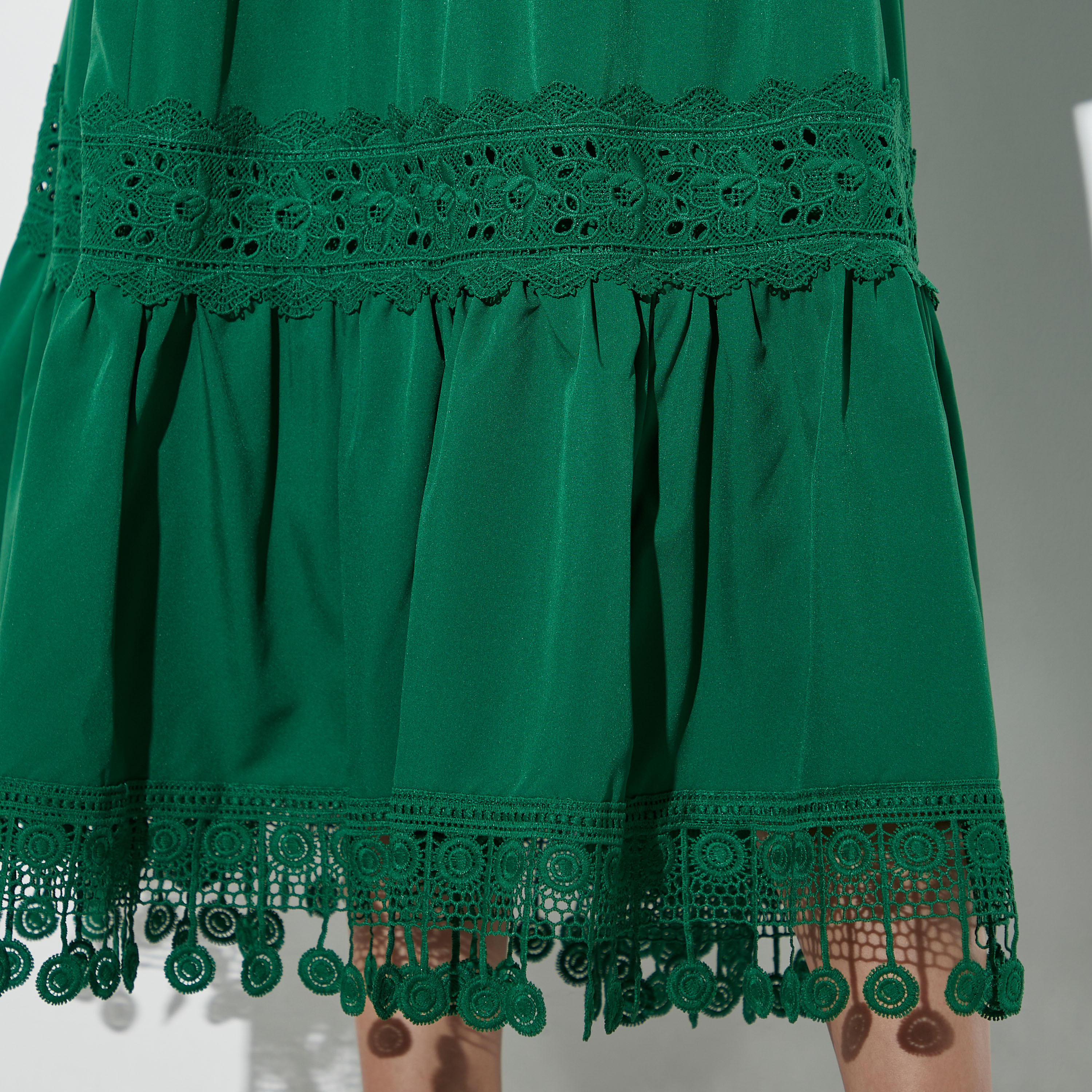 فستان ميدي متعدد الطبقات بأكمام طويلة وياقة V وتفاصيل دانتيل من تو إكستريمز-women-clothing-dresses-image-5