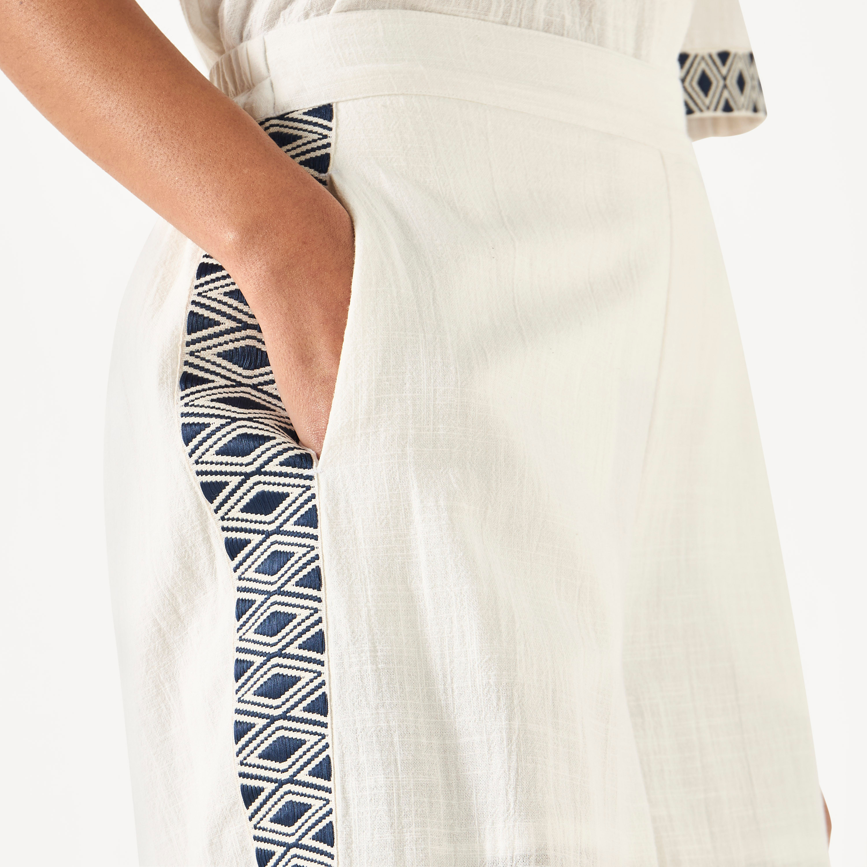 بنطلون واسع الساقين بتطريزات من تو إكستريمز-women-clothing-trousers-image-4