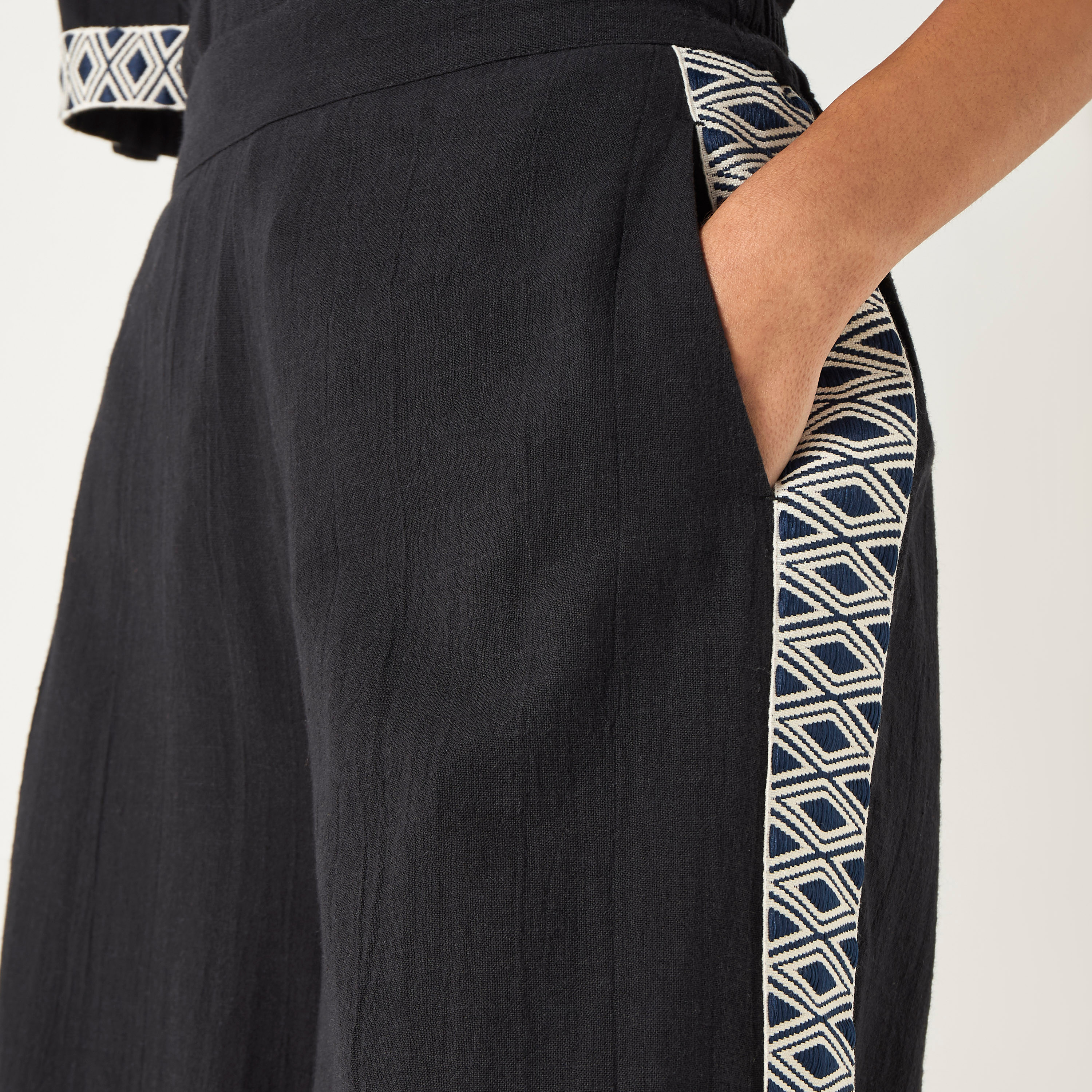 بنطلون واسع الساقين بتطريزات من تو إكستريمز-women-clothing-trousers-image-8