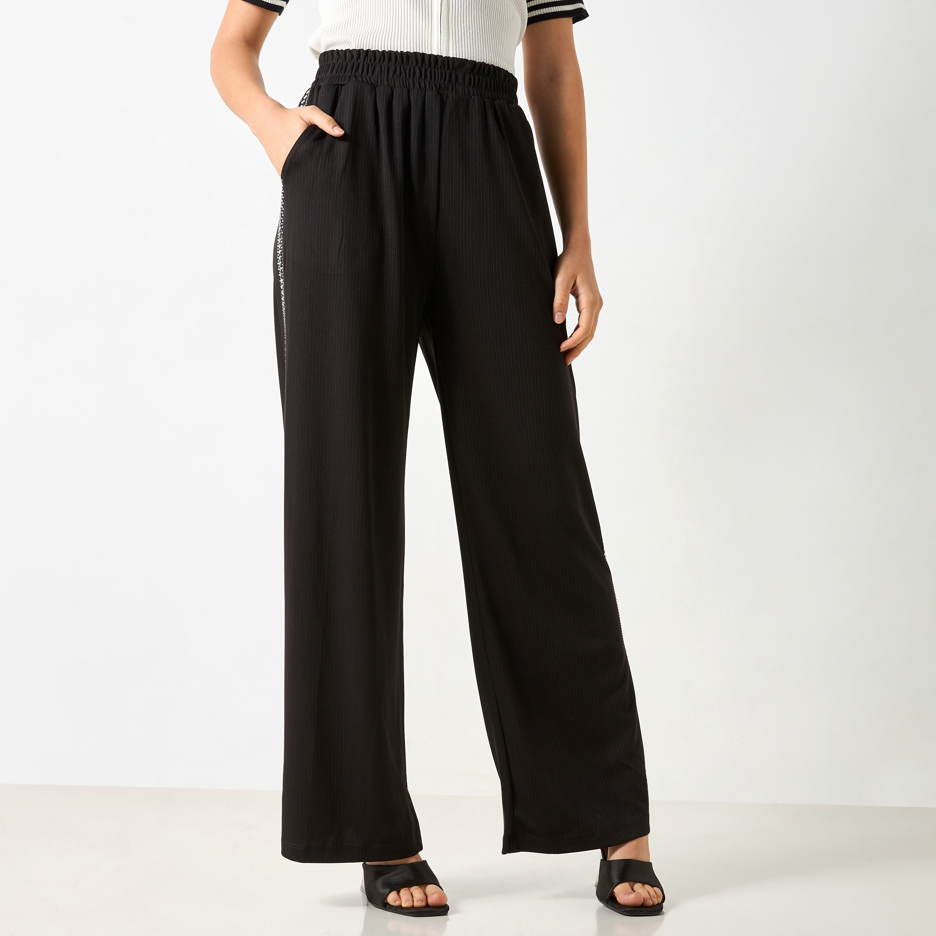بنطلون بارز الملمس بجيوب وخصر مطاطي من توإكستريمز-women-clothing-trousers-image-1