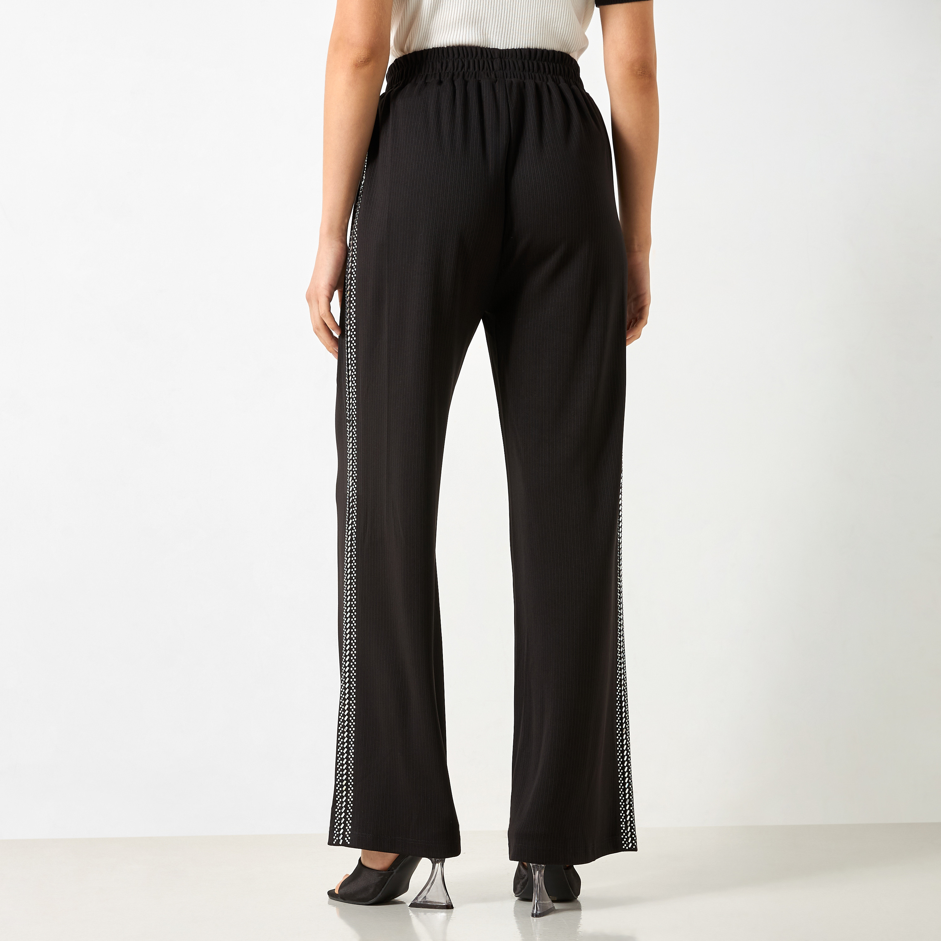 بنطلون بارز الملمس بجيوب وخصر مطاطي من توإكستريمز-women-clothing-trousers-image-3