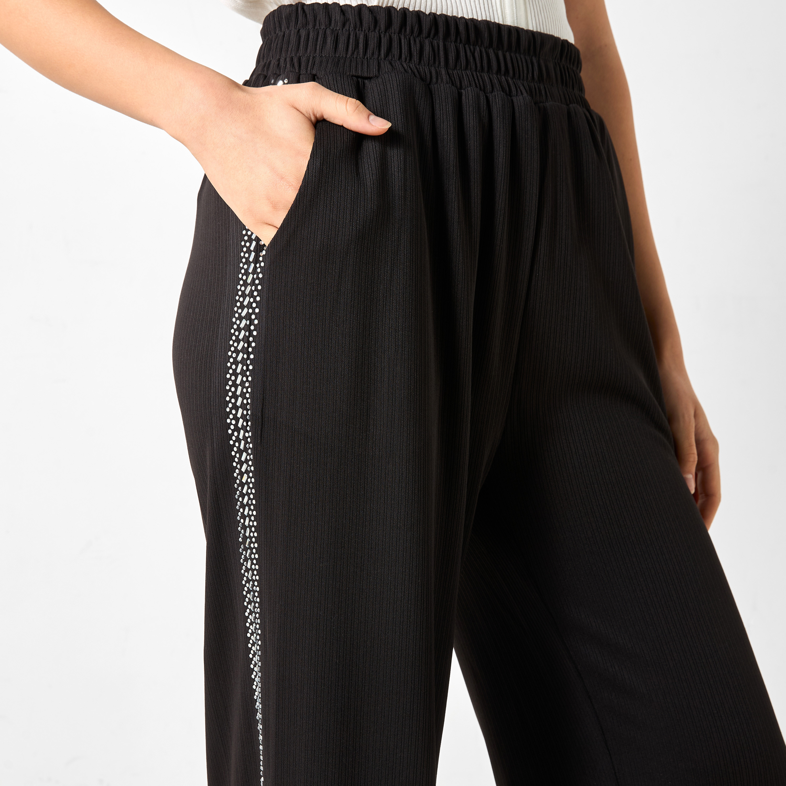 بنطلون بارز الملمس بجيوب وخصر مطاطي من توإكستريمز-women-clothing-trousers-image-4
