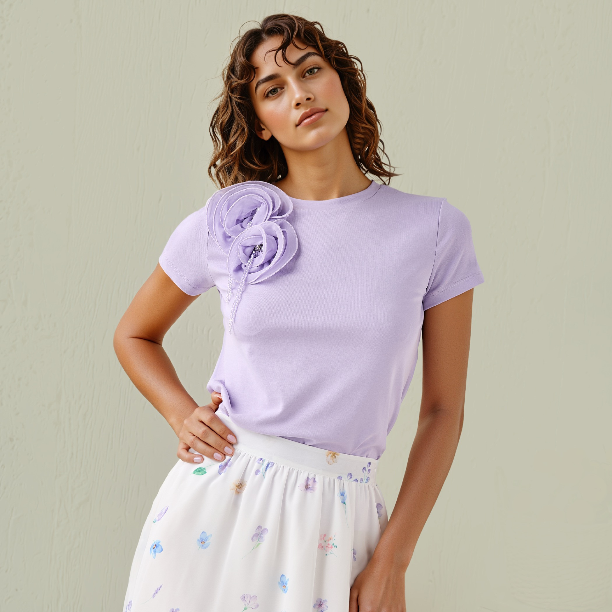 تيشيرت بياقة ضيقة وزخارف أزهار من تو إكستريمز-women-clothing-tshirts-image-1