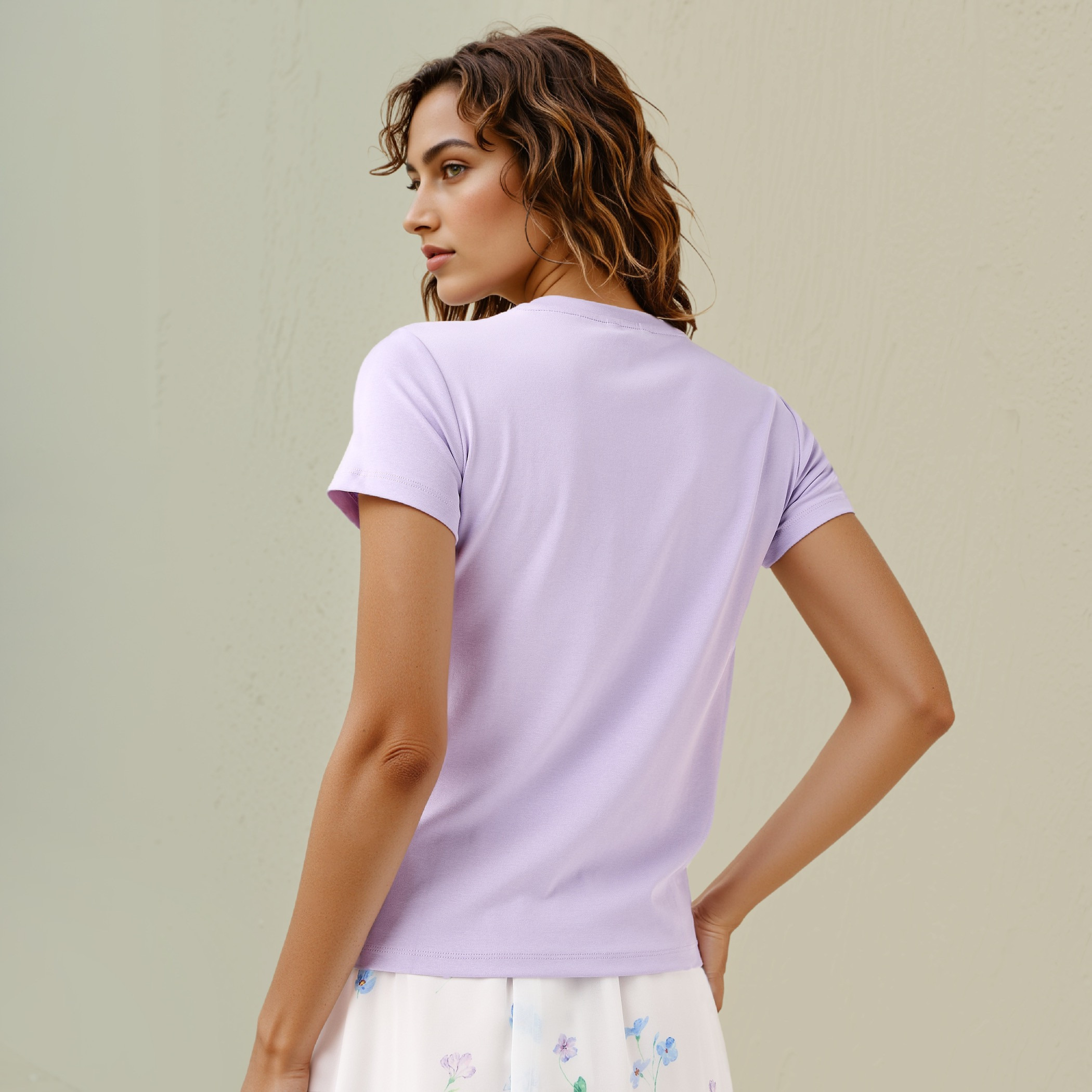 تيشيرت بياقة ضيقة وزخارف أزهار من تو إكستريمز-women-clothing-tshirts-image-3