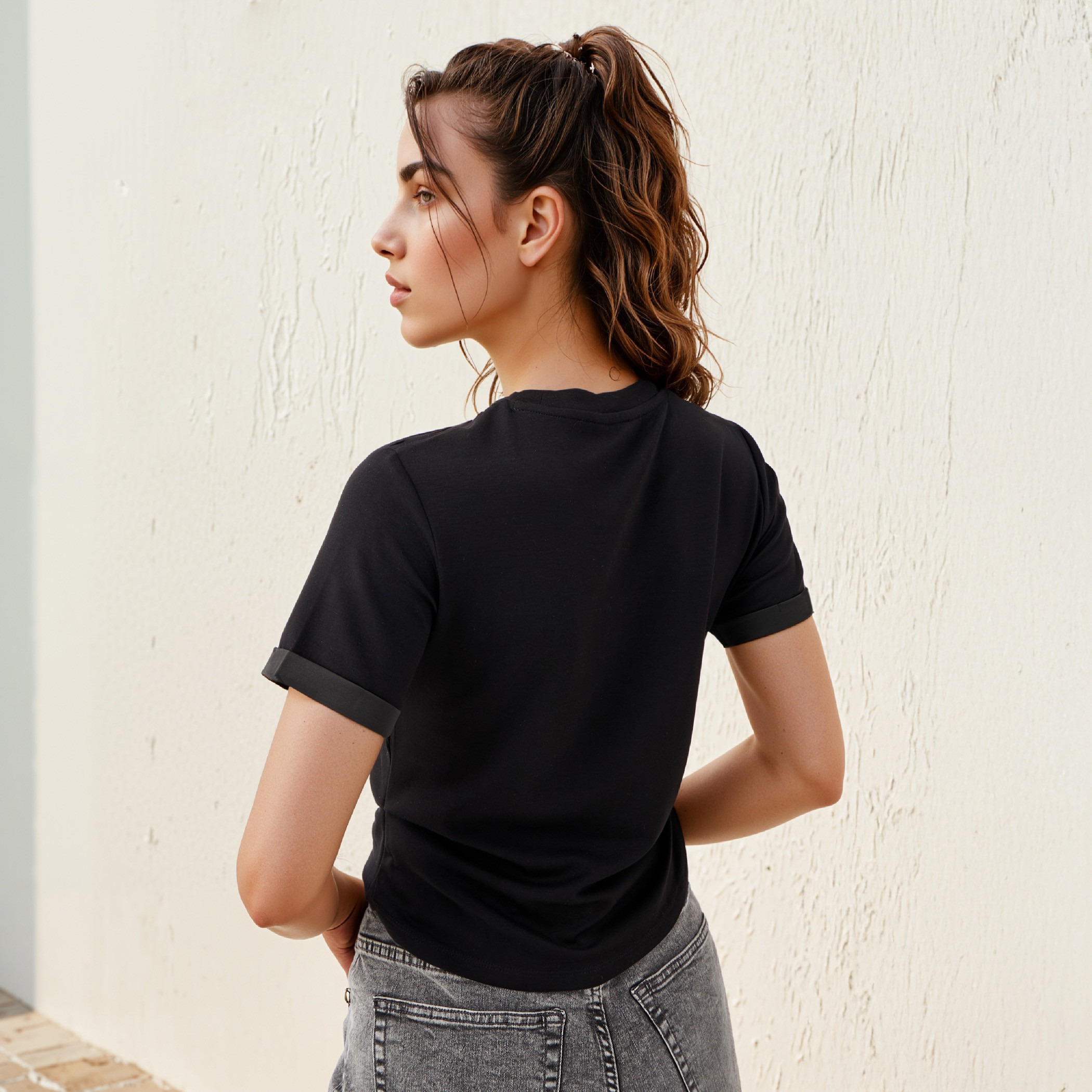 تيشيرت بتفاصيل أزرار وياقة ضيّقة من تو إكستريمز-women-clothing-tshirts-image-3