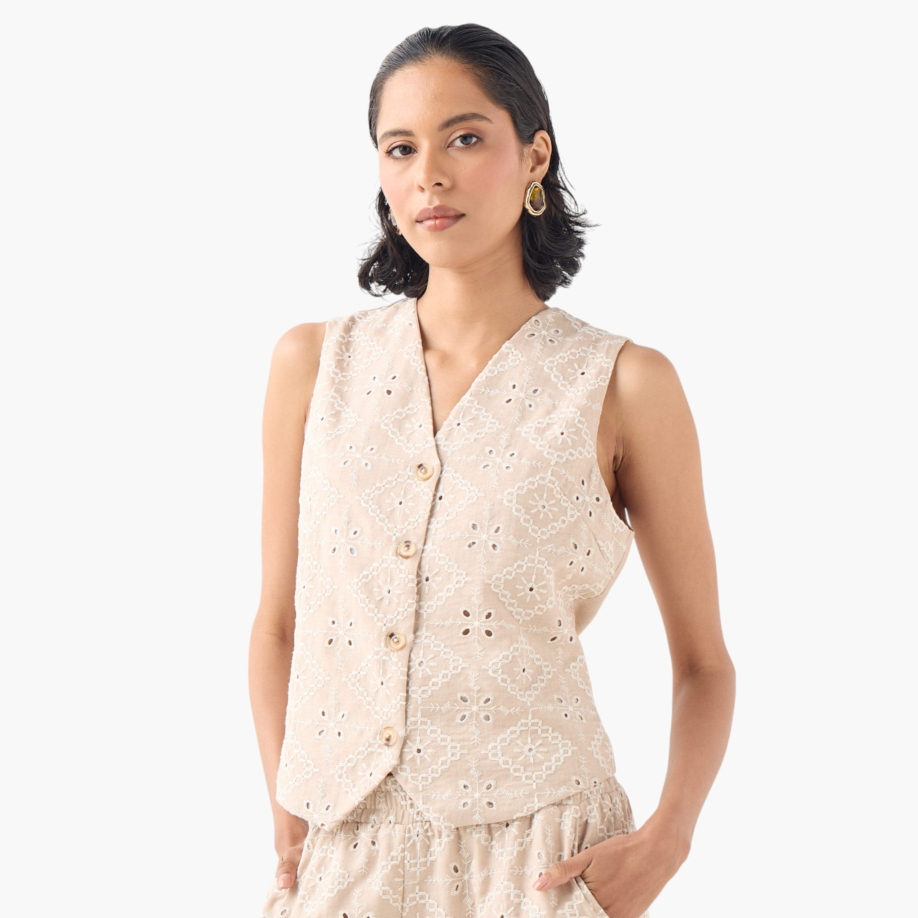 جاكيت دون أكمام بتفاصيل شيفلي وياقة حرف V من توأكستريمز-women-winterwear-coatsandjackets-waistcoats-image-5