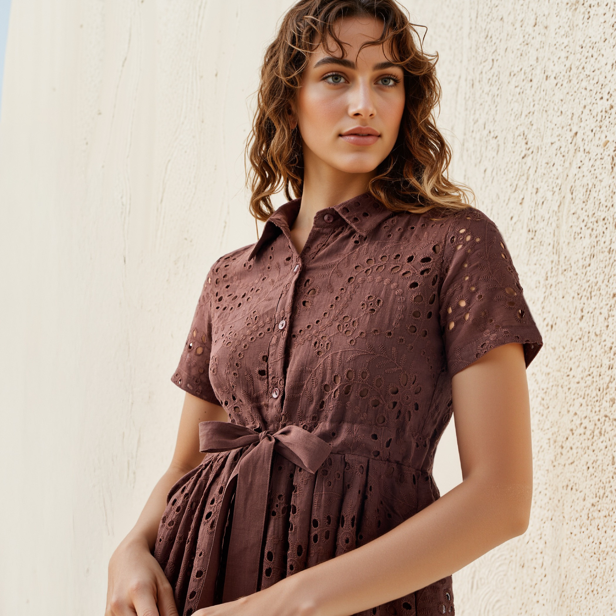 فستان قميص قطن بارز الملمس بياقة عادية وأكمام قصيرة وتفاصيل شيفلي من تو إكستريمز-women-clothing-dresses-image-4