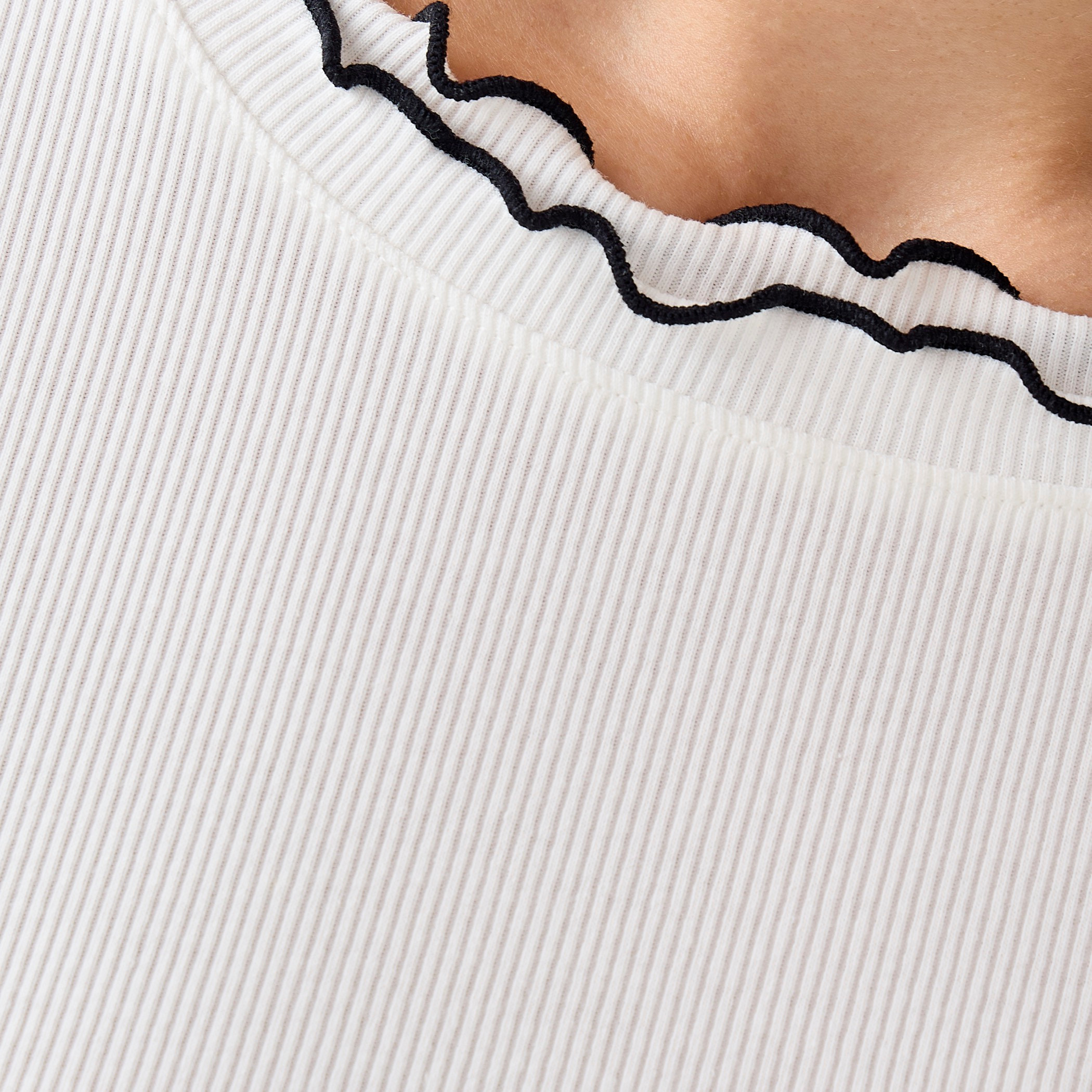 بلوزة مضلعة بخيوط بارزة متباينة من تو إكستريمز-women-clothing-tshirts-image-5