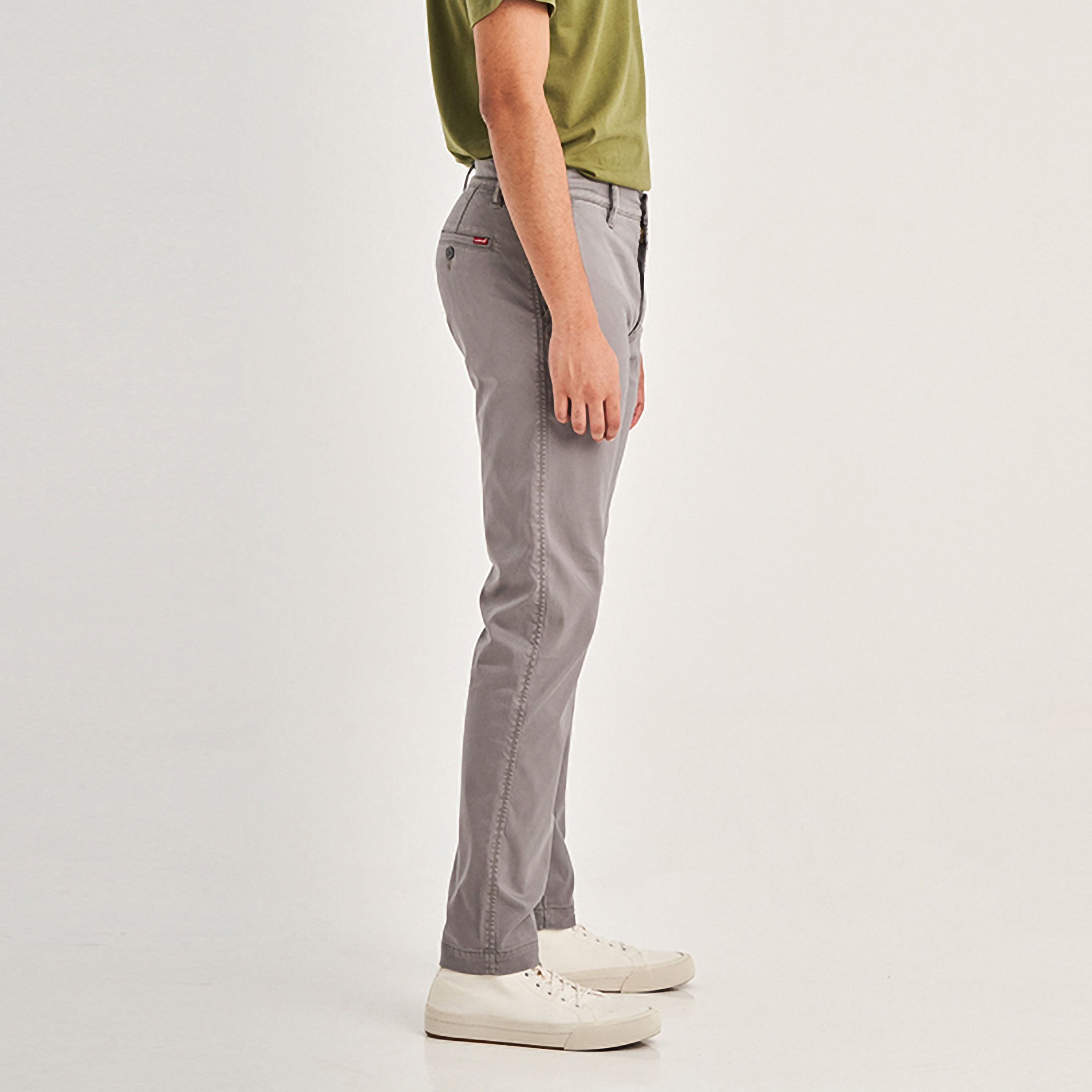 تشينوس من ليفايز بمتوسط الارتفاع مع سليم فت سادة-men-clothing-bottoms-trousersandchinos-chinos-image-3