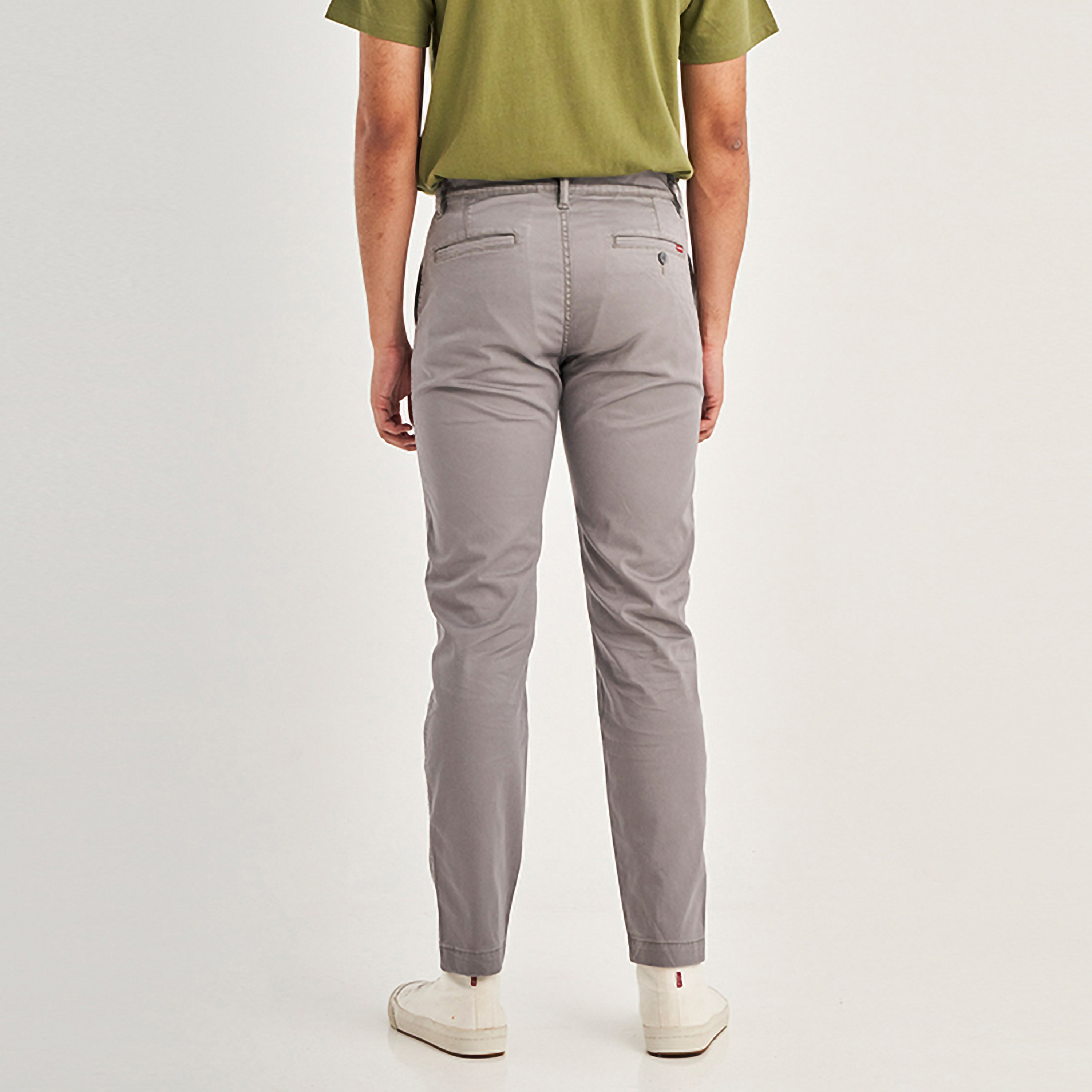 تشينوس من ليفايز بمتوسط الارتفاع مع سليم فت سادة-men-clothing-bottoms-trousersandchinos-chinos-image-4