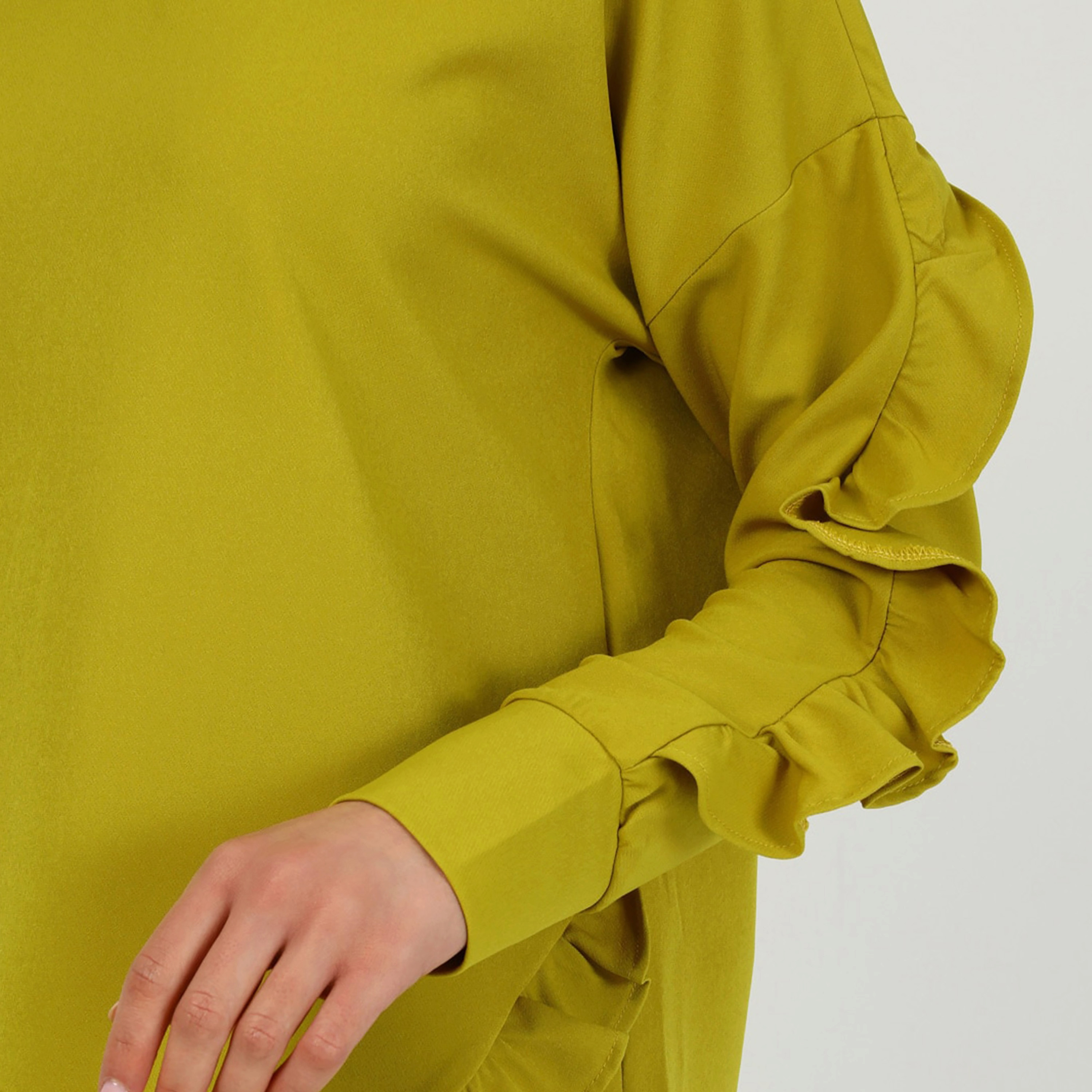 بلوزة تونيك سادة بياقة دائرية وأكمام طويلة مع تفاصيل مكشكش من مودانيشا-women-clothing-shirtsandblouses-blouses-image-4