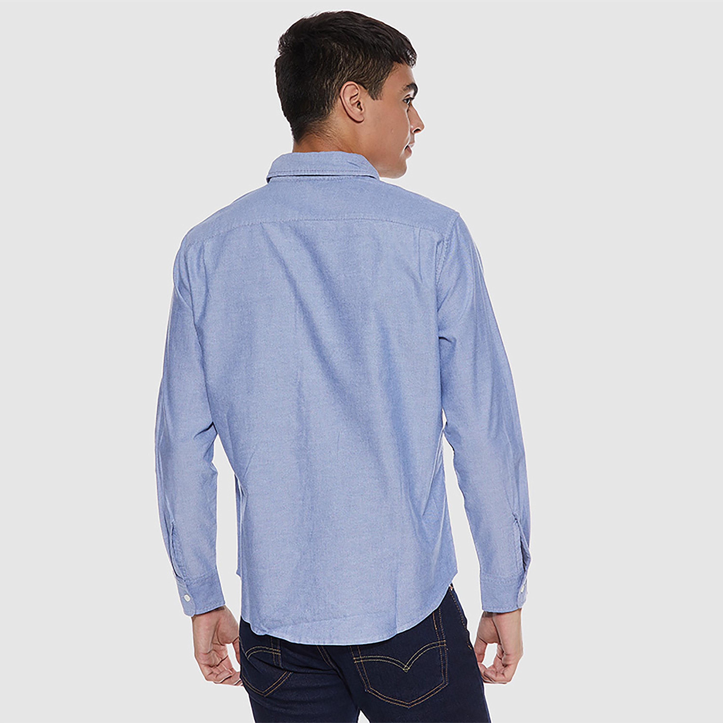 قميص كاجوال بأكمام طويلة ذو ياقة كلاسيكية سادة من ليفايز-men-clothing-shirts-image-2