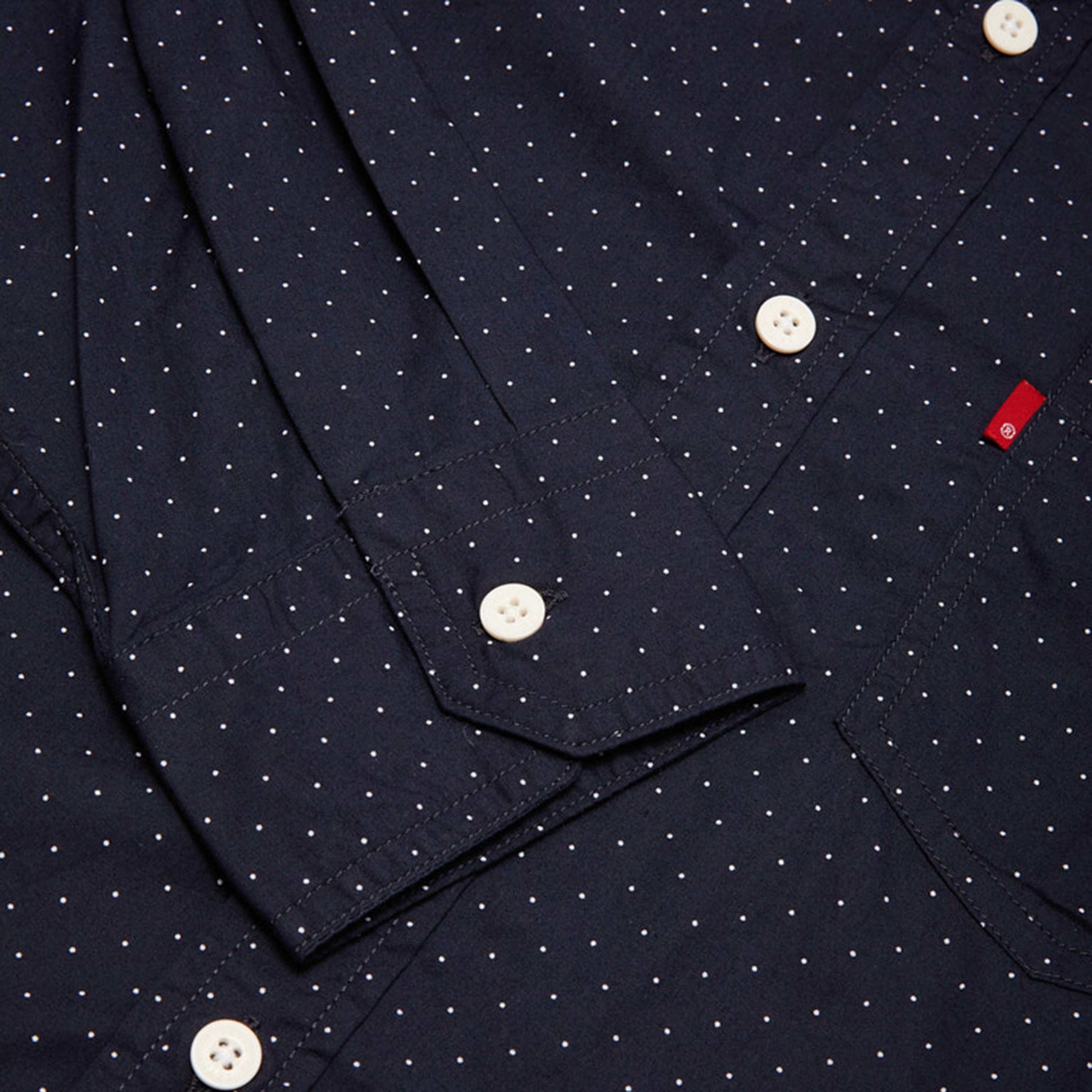 قميص ليفايز ذو بولكا دوت بوينت بأكمام طويلة بياقة مع جيب رقعة-men-clothing-shirts-image-4