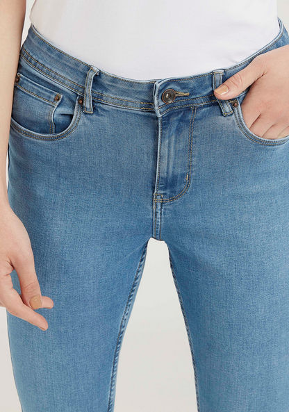 بنطلون جينز سكيني بخصر متوسّط الإرتفاع بتفاصيل جيوب وحزام-%D8%AC%D9%8A%D9%86%D8%B2-image-3