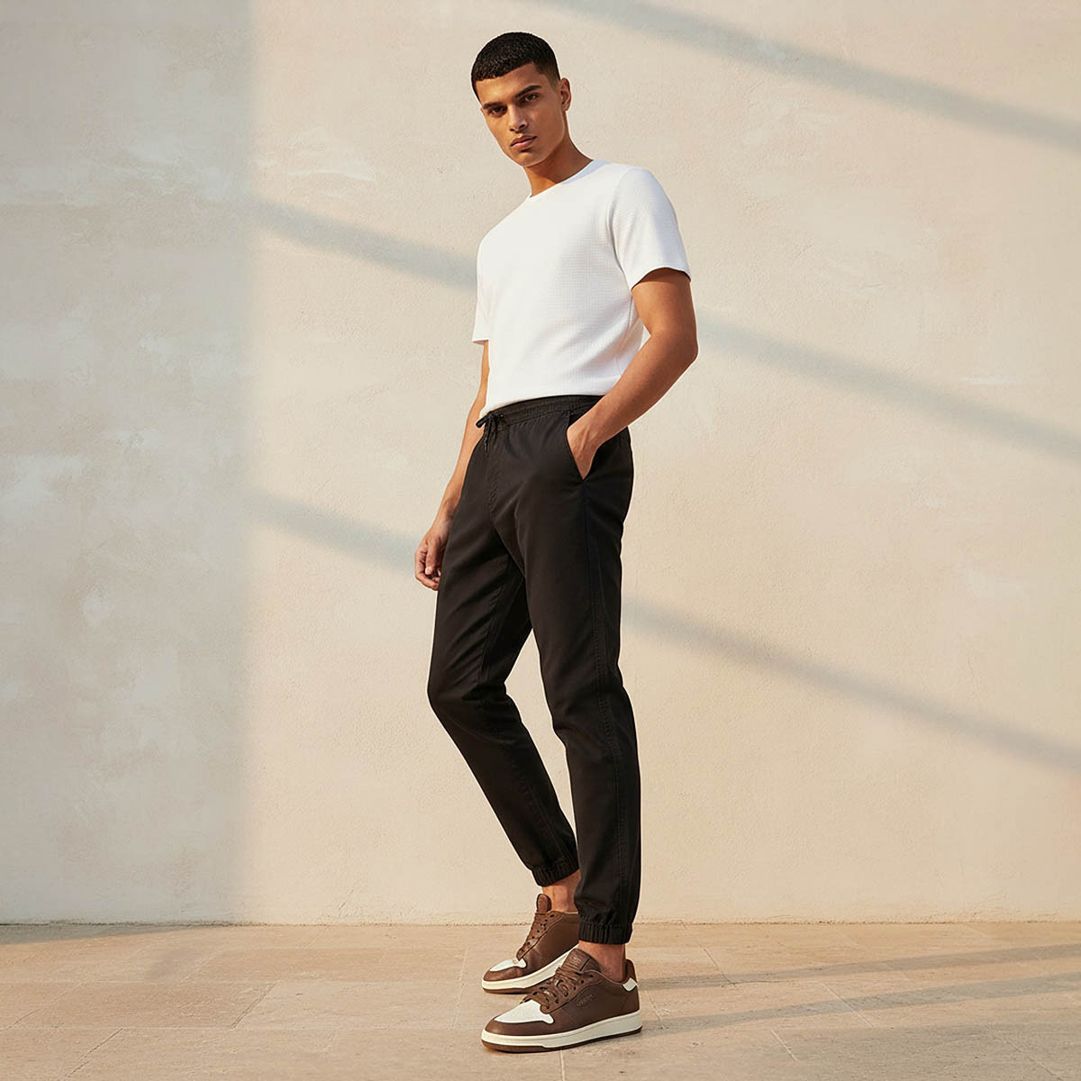 بنطلون رياضي بقصّة سليم للرجال-men-clothing-bottoms-joggers-image-3