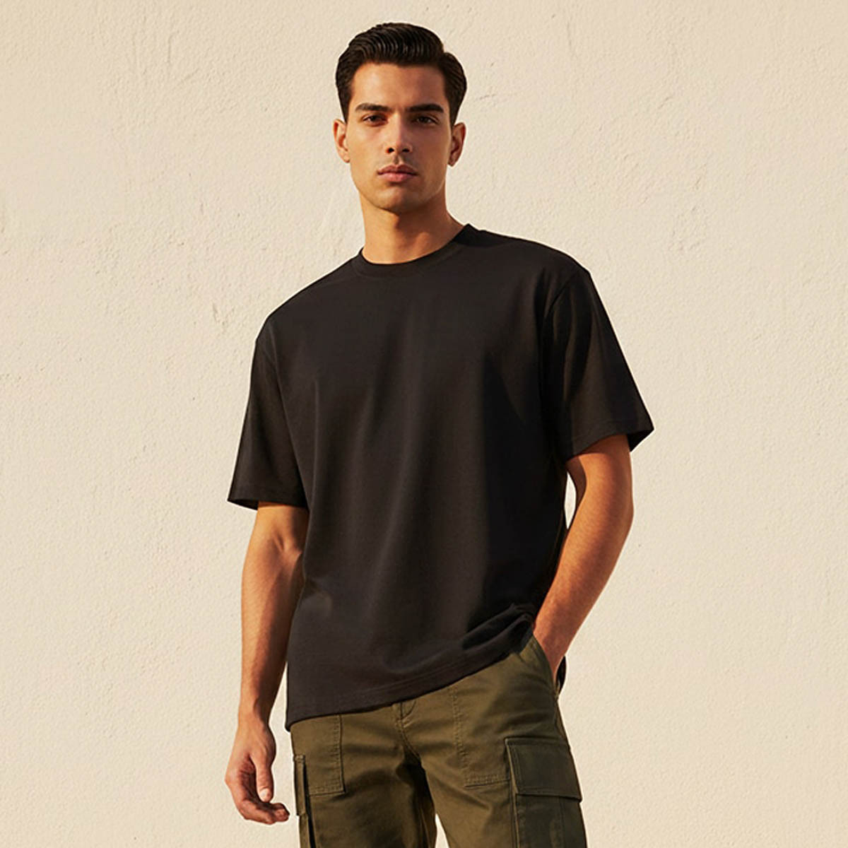 تيشيرت بقصّة مريحة وياقة ضيّقة وأكمام قصيرة من سبلاش بيزيكس-men-clothing-tshirtsandpolos-tshirts-image-1