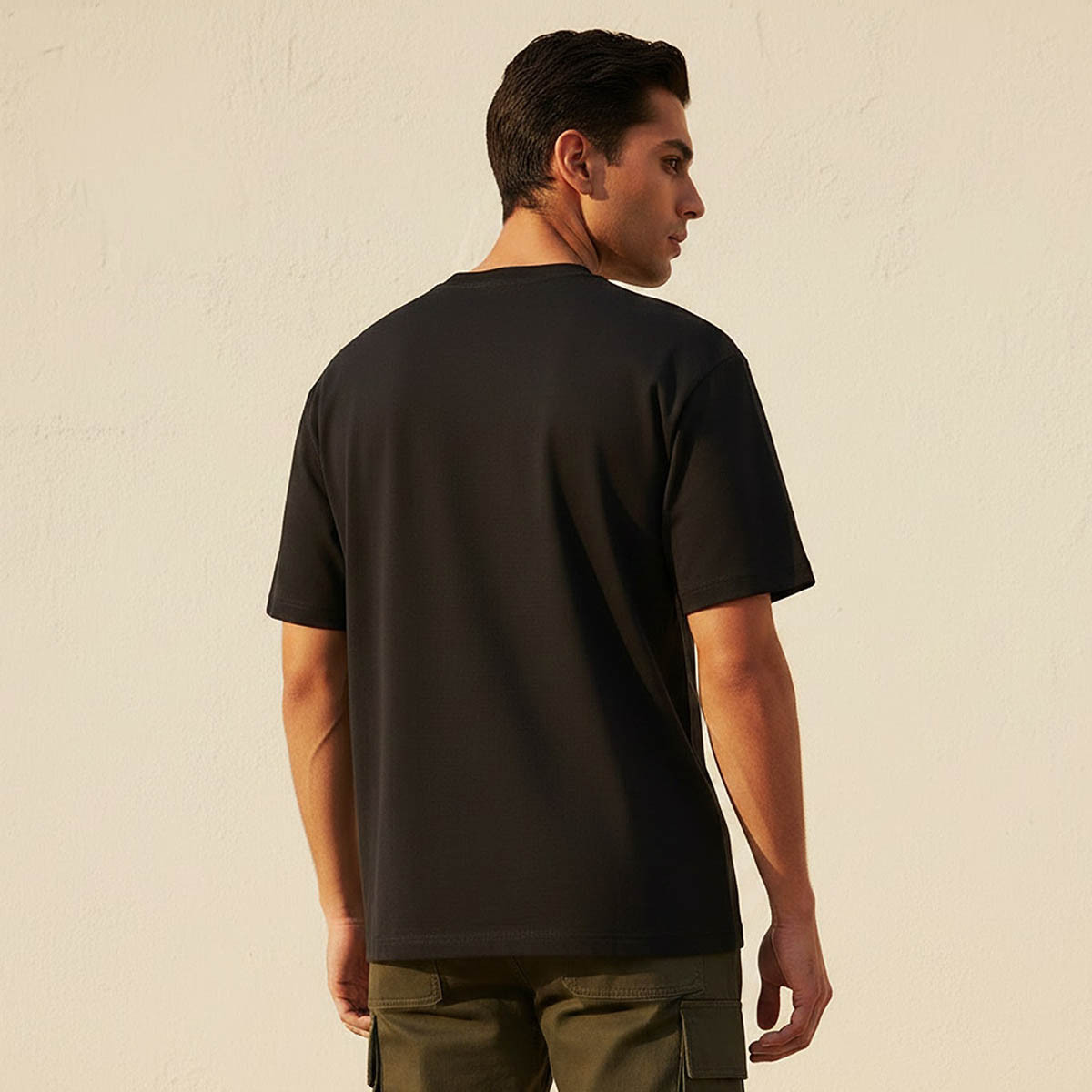 تيشيرت بقصّة مريحة وياقة ضيّقة وأكمام قصيرة من سبلاش بيزيكس-men-clothing-tshirtsandpolos-tshirts-image-4