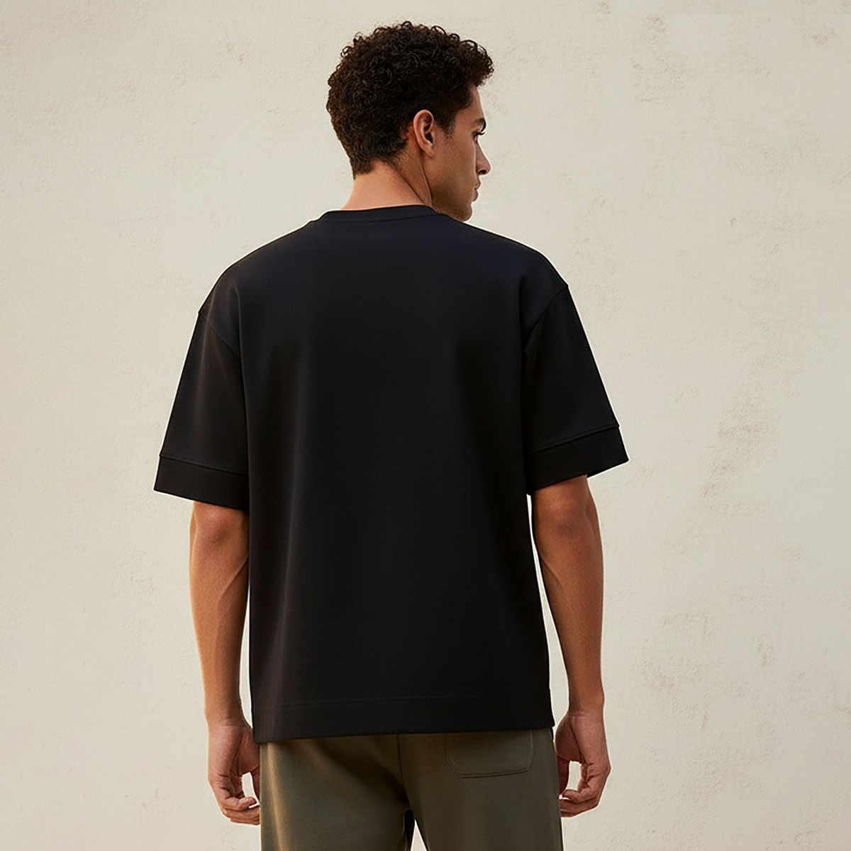 تيشيرت بقصّة عادية وياقة ضيقة وأكمام قصيرة للرجال-men-clothing-tshirtsandpolos-tshirts-image-4
