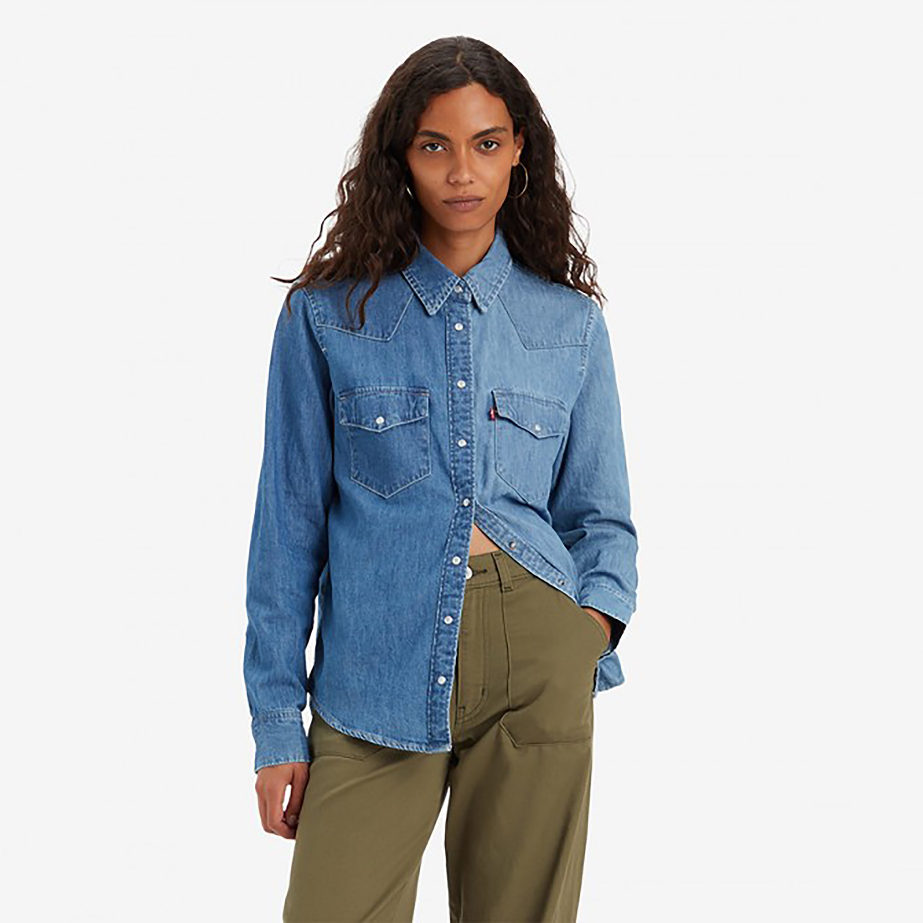 قميص كاجوال دينم بأكمام طويلة ذو ياقة مدببة سادة من ليفايز-women-clothing-shirtsandblouses-blouses-image-1
