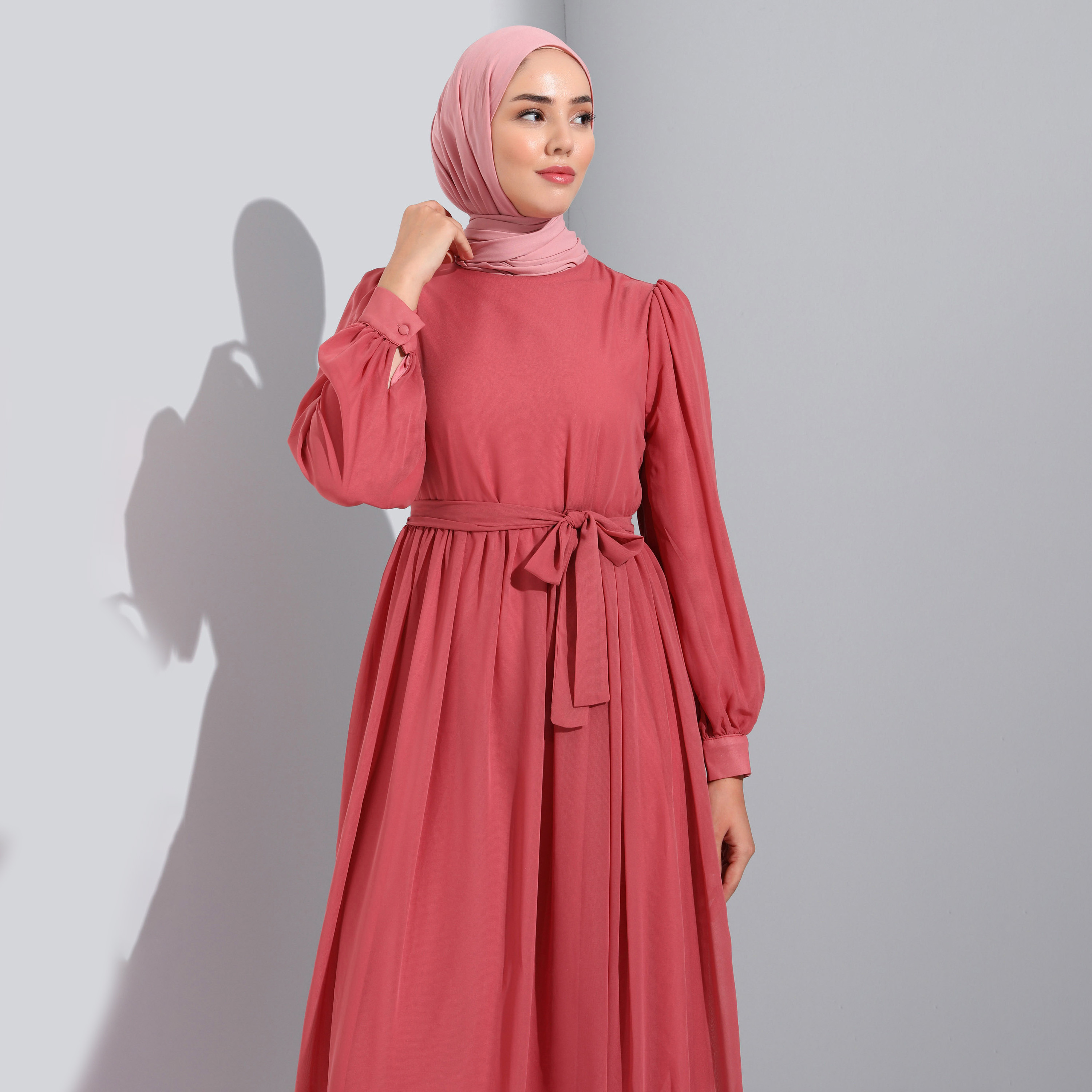 فستان مودانيسا سادة برقبة دائرية ورباط أمامي مع حزام-women-clothing-dresses-image-2