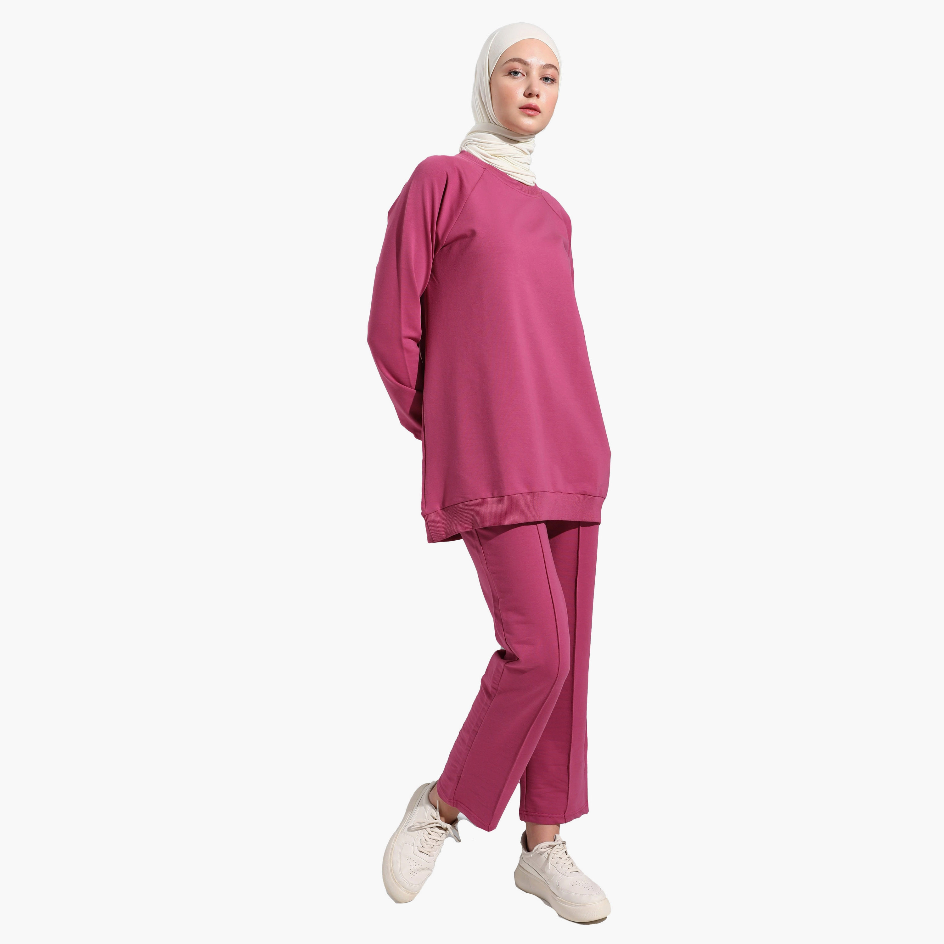 طقم بدلة رياضية مكون من سويت شيرت وسروال رياضي بغطاء للرأس من مودانيسا-women-clothing-coordsets-image-1