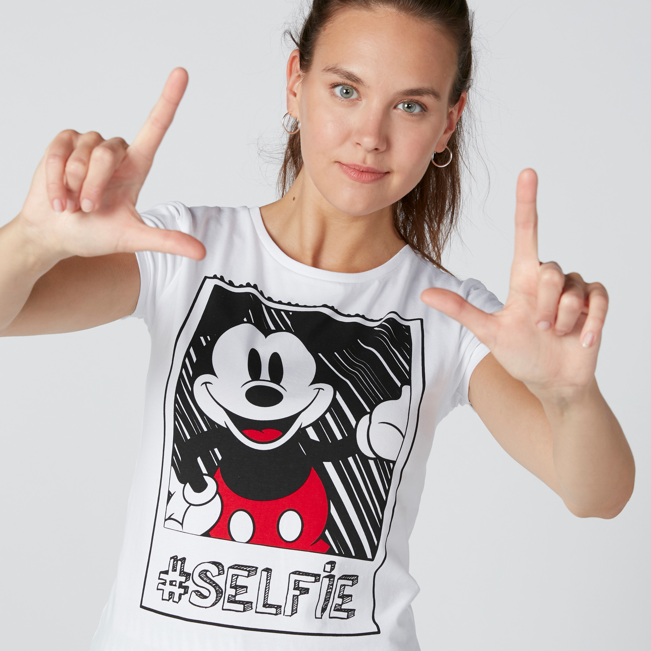 تيشيرت بأكمام كاب وياقة مستديرة وطبعات سيلفي ميكي ماوس-women-clothing-tshirts-image-1