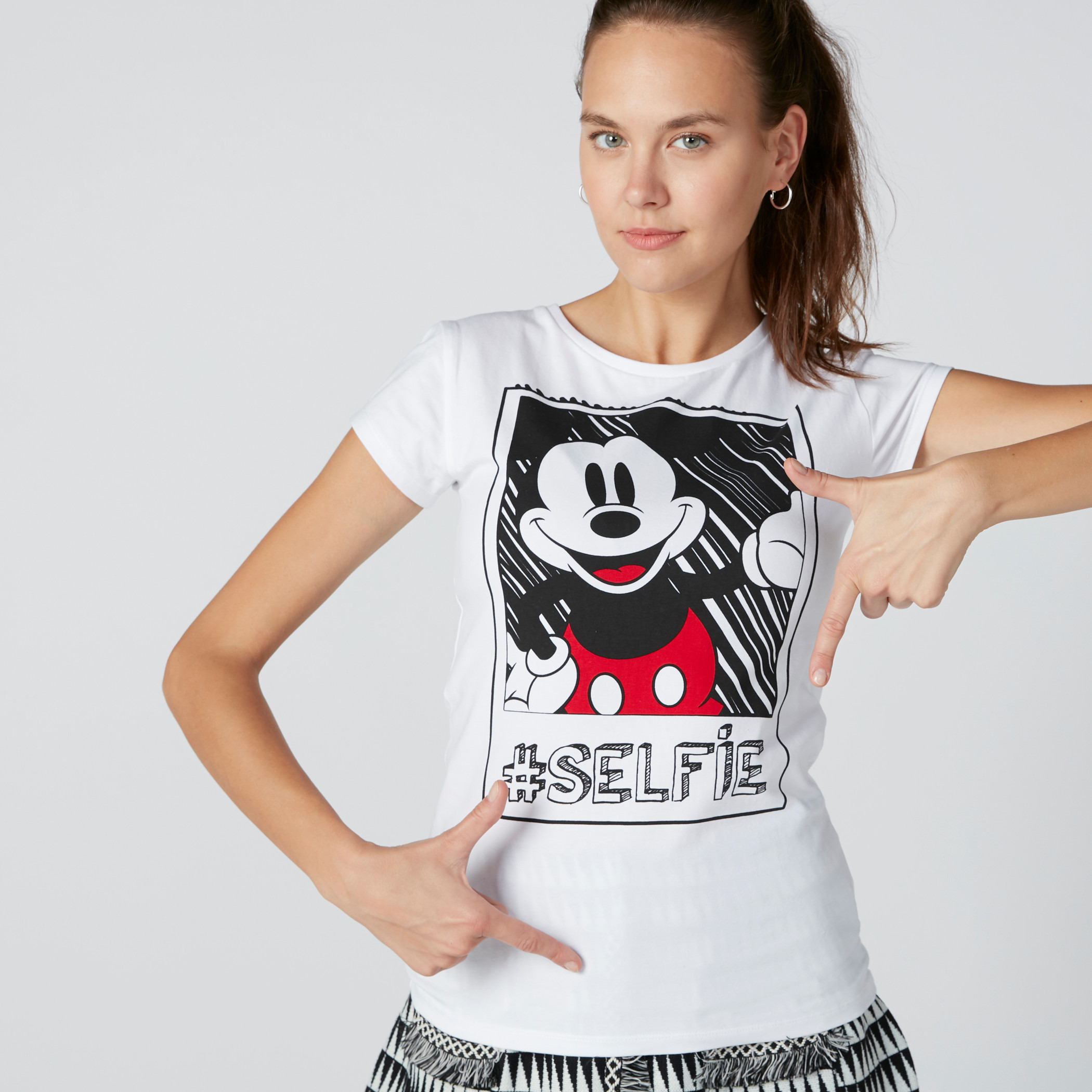 تيشيرت بأكمام كاب وياقة مستديرة وطبعات سيلفي ميكي ماوس-women-clothing-tshirts-image-3