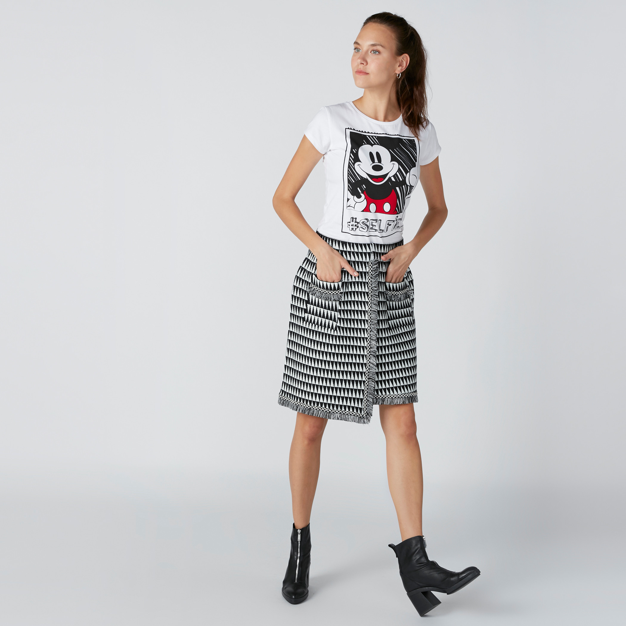 تيشيرت بأكمام كاب وياقة مستديرة وطبعات سيلفي ميكي ماوس-women-clothing-tshirts-image-4
