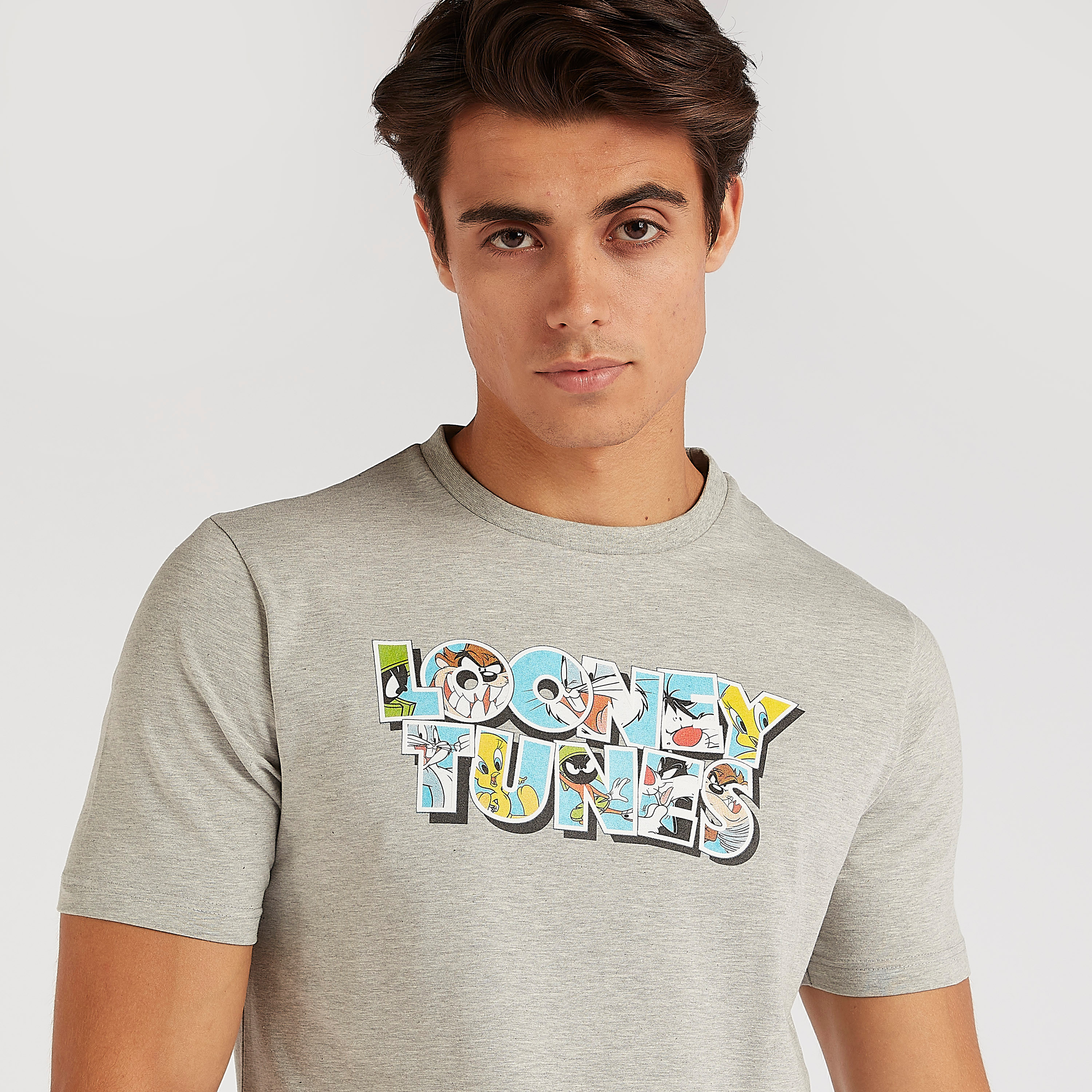 تيشيرت بياقة ضيقة وأكمام قصيرة وطبعات لوني تيونز-men-clothing-tshirtsandpolos-tshirts-image-3
