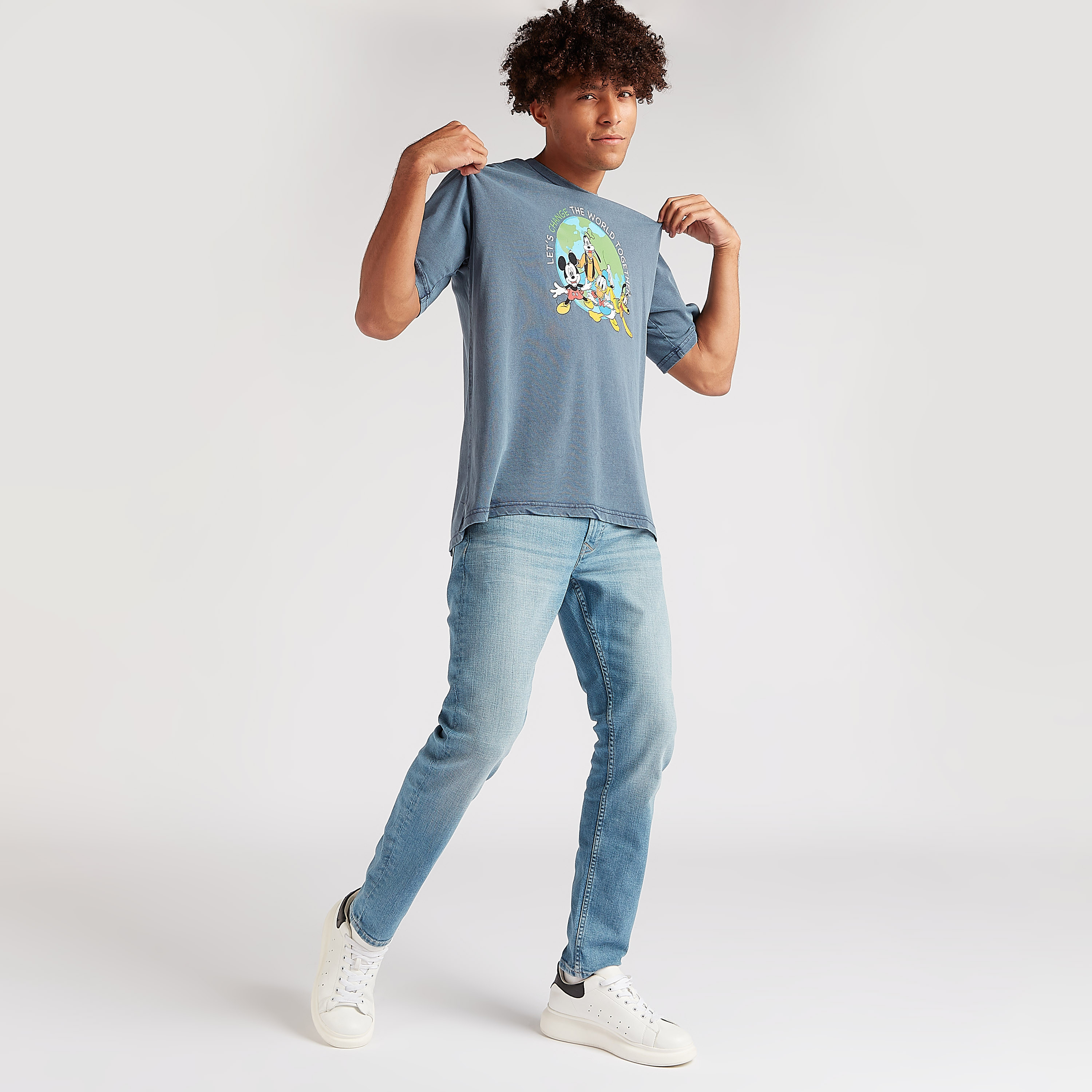 تيشيرت بياقة ضيّقة وطبعات ميكي ماوس أند ذي فريندس-men-clothing-tshirtsandpolos-tshirts-image-2