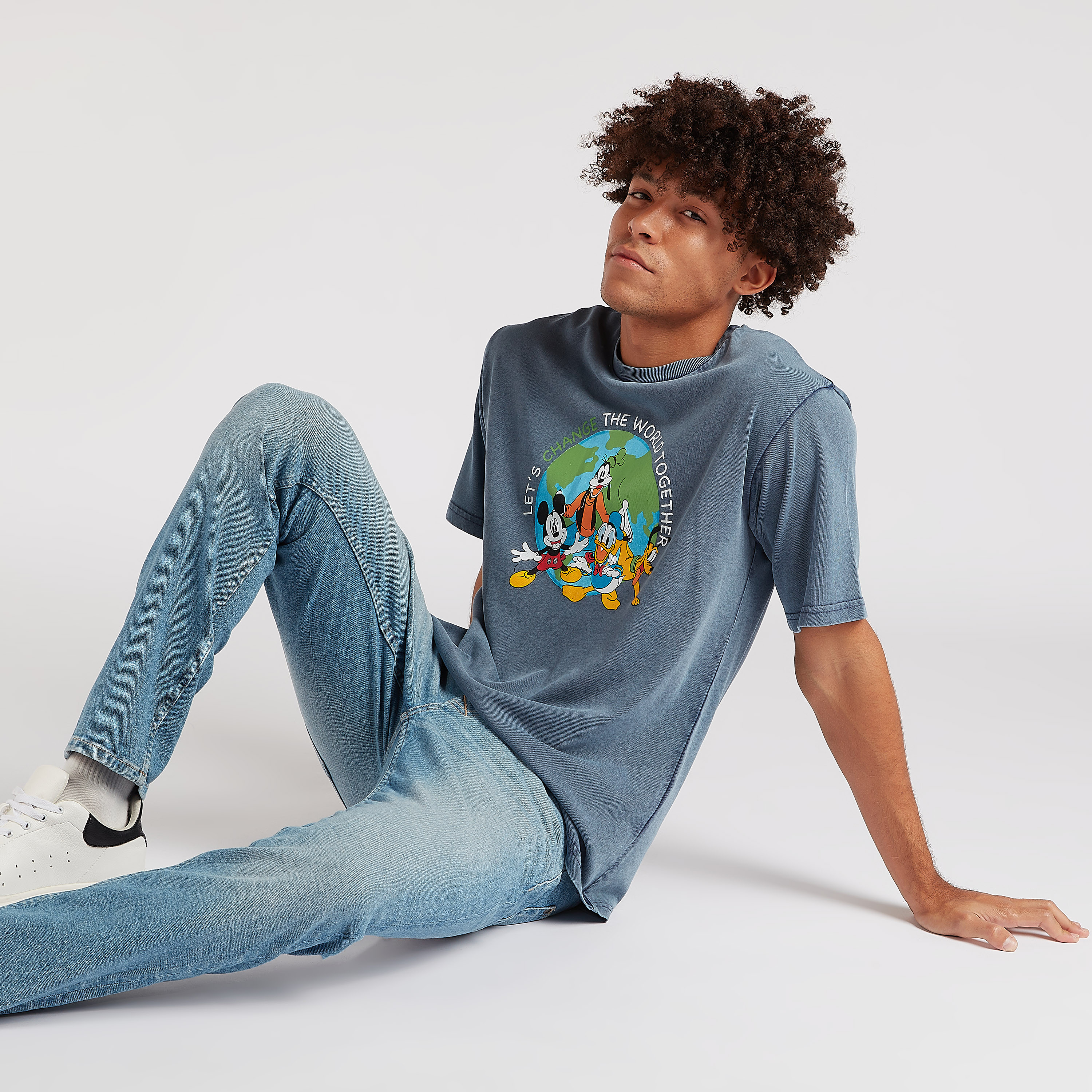 تيشيرت بياقة ضيّقة وطبعات ميكي ماوس أند ذي فريندس-men-clothing-tshirtsandpolos-tshirts-image-3