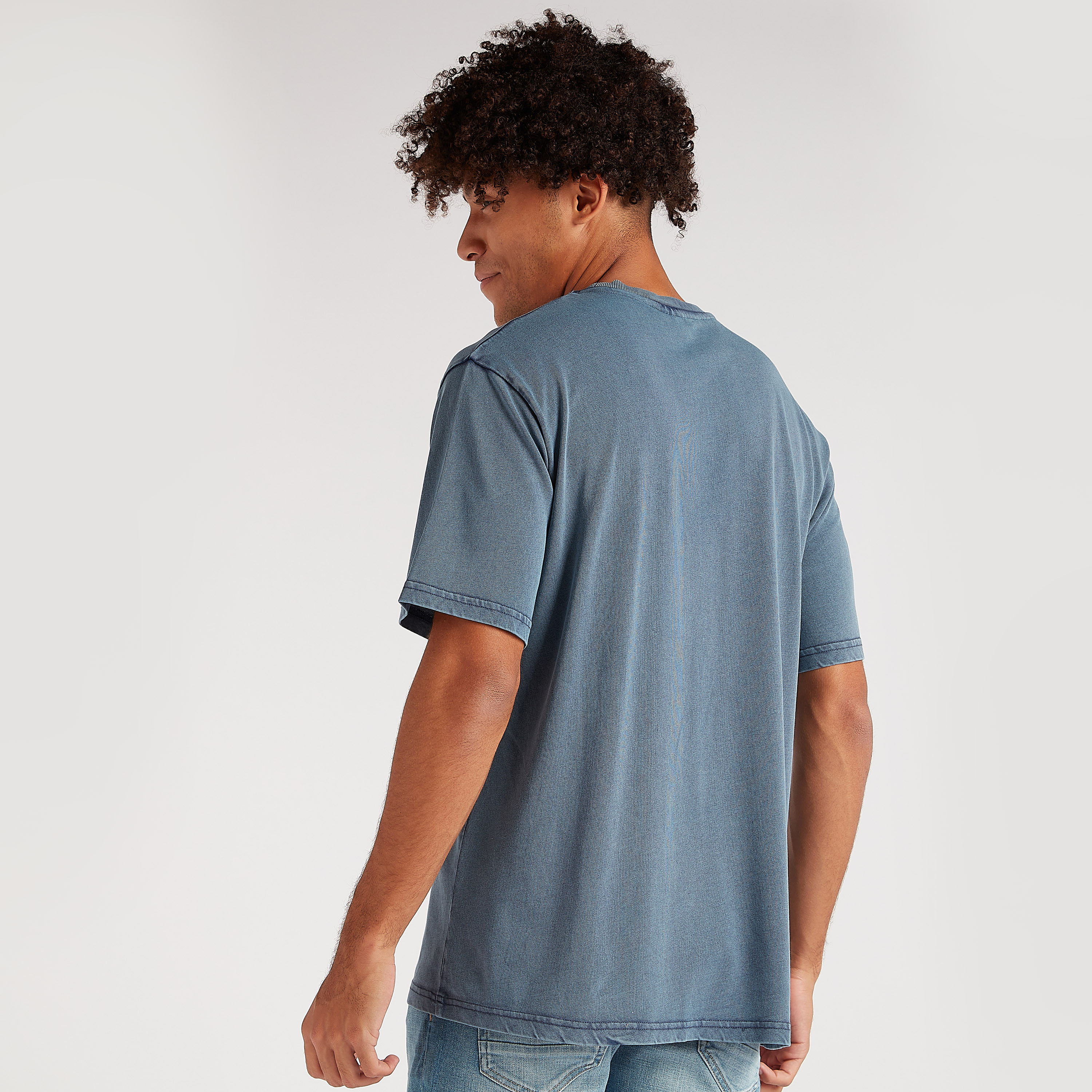 تيشيرت بياقة ضيّقة وطبعات ميكي ماوس أند ذي فريندس-men-clothing-tshirtsandpolos-tshirts-image-4