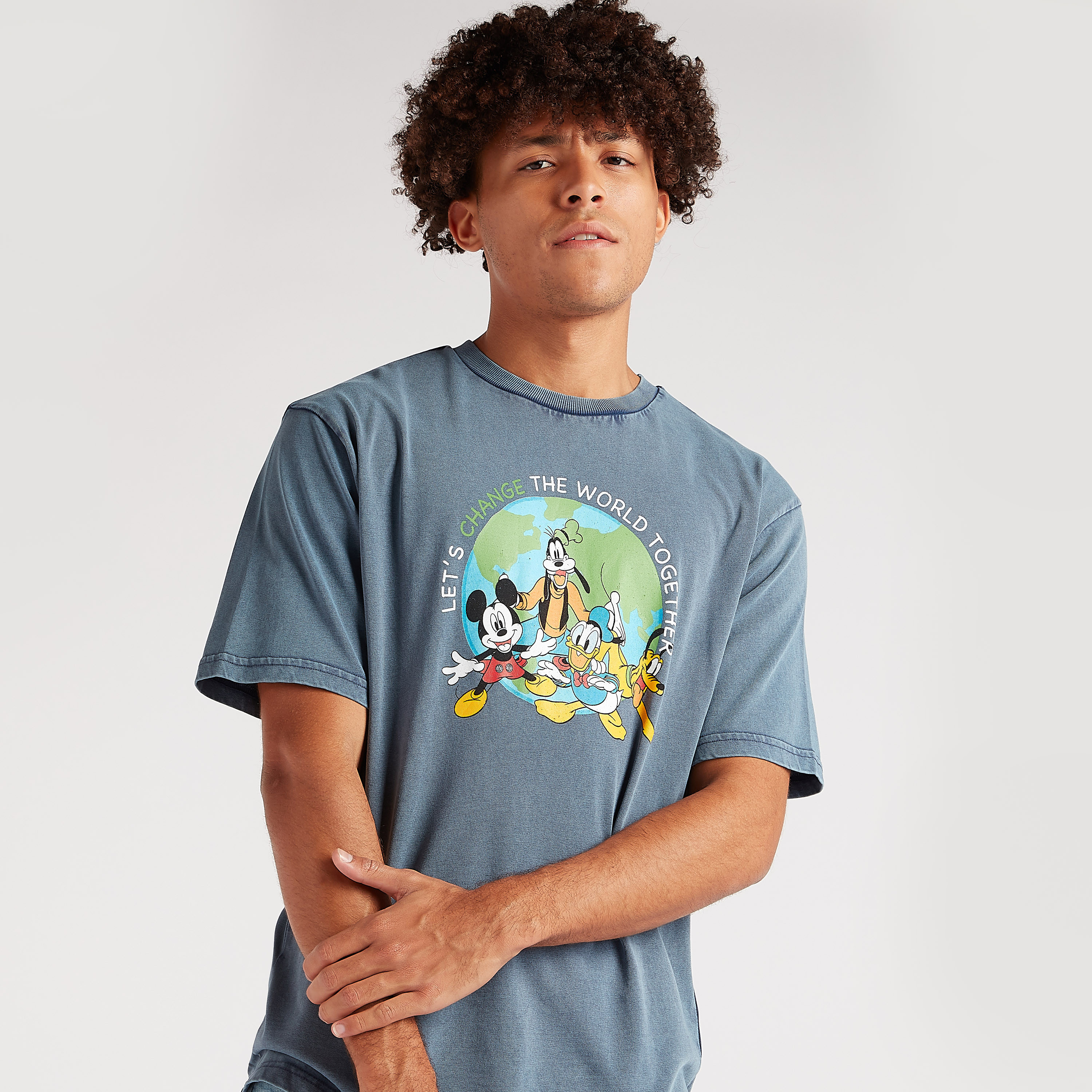 تيشيرت بياقة ضيّقة وطبعات ميكي ماوس أند ذي فريندس-men-clothing-tshirtsandpolos-tshirts-image-5
