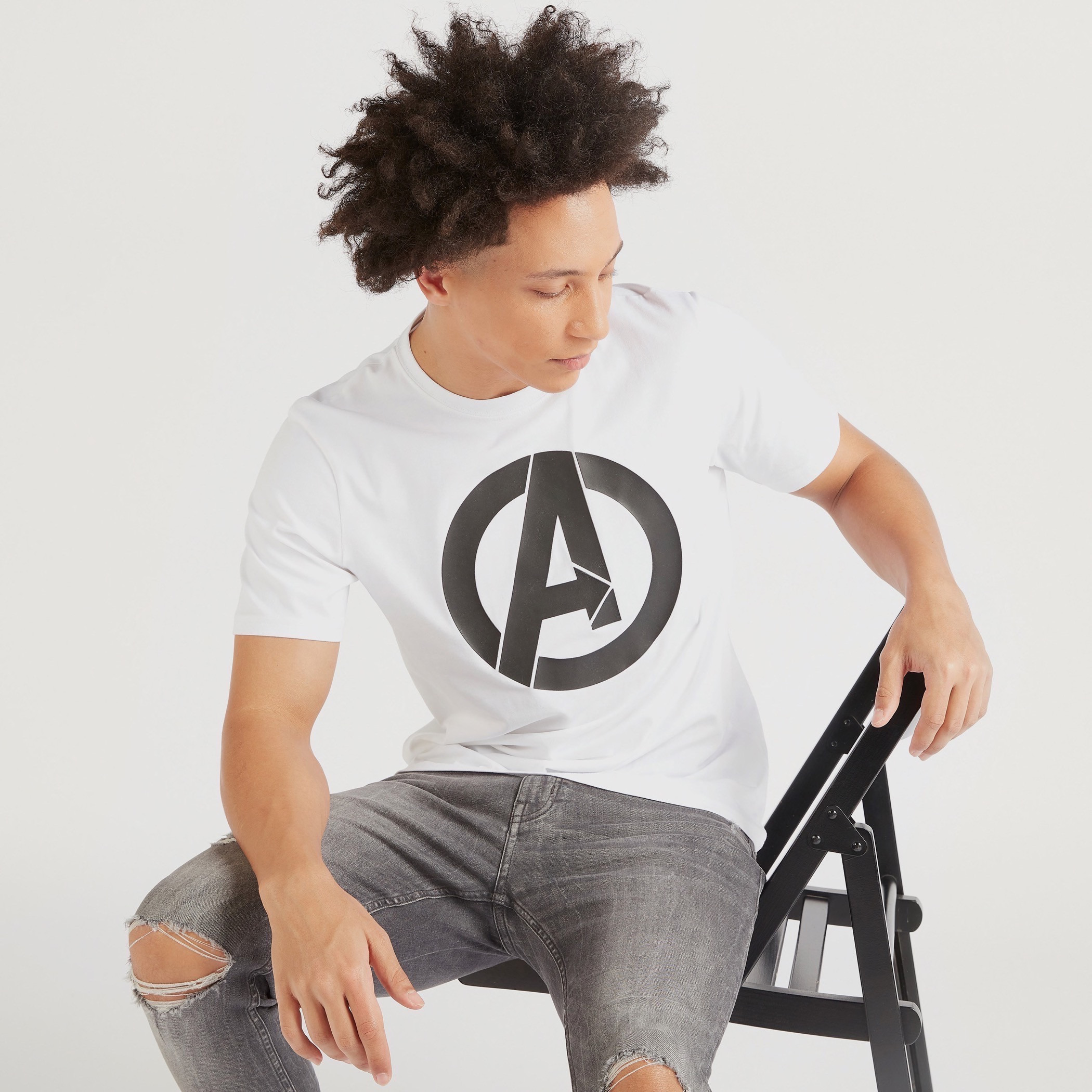 Buy Men s Avengers Print Crew Neck Slim Fit T shirt with Short Sleeves Online Centrepoint Bahrain