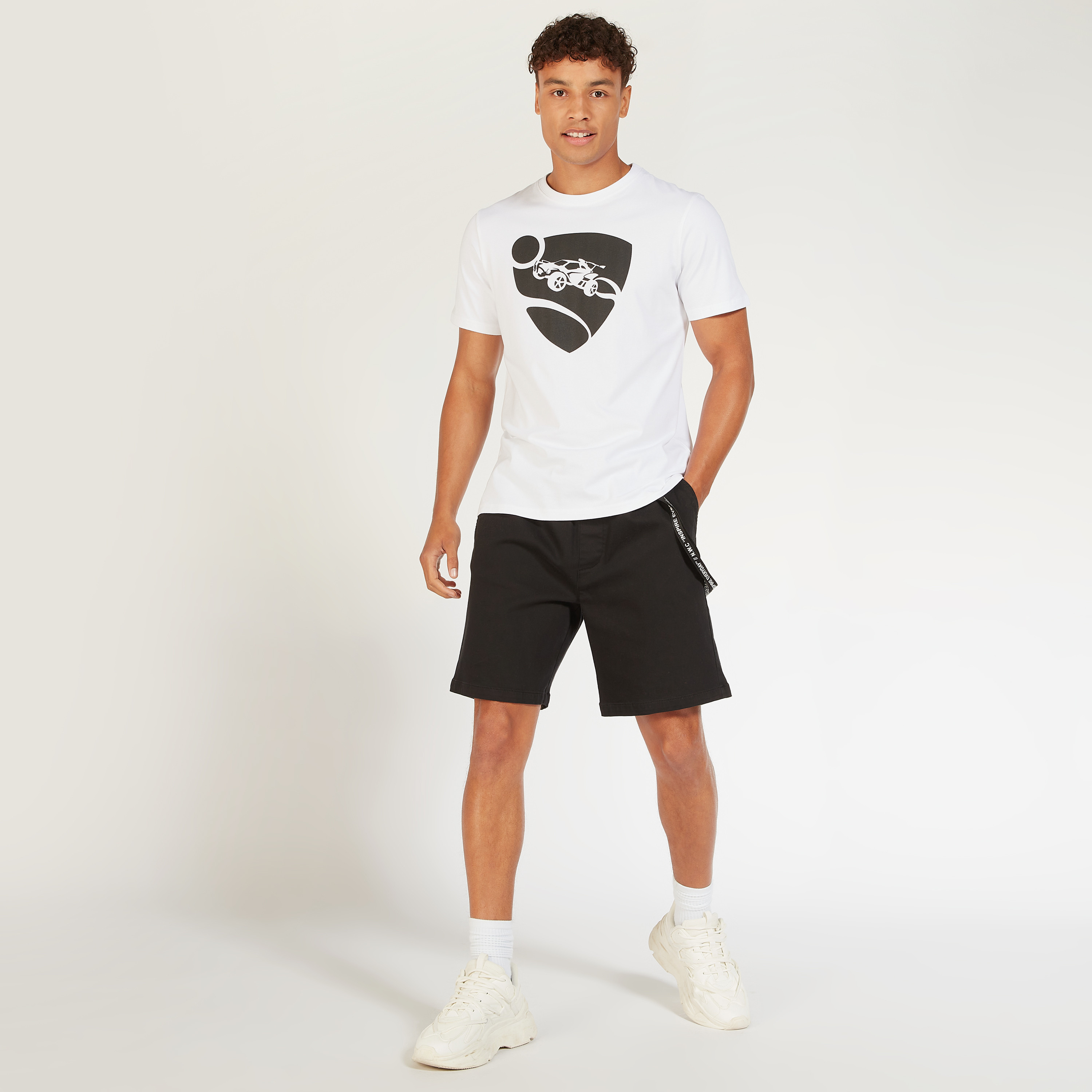 تيشيرت بياقة ضيقة وأكمام قصيرة وطبعات-men-clothing-tshirtsandpolos-tshirts-image-2