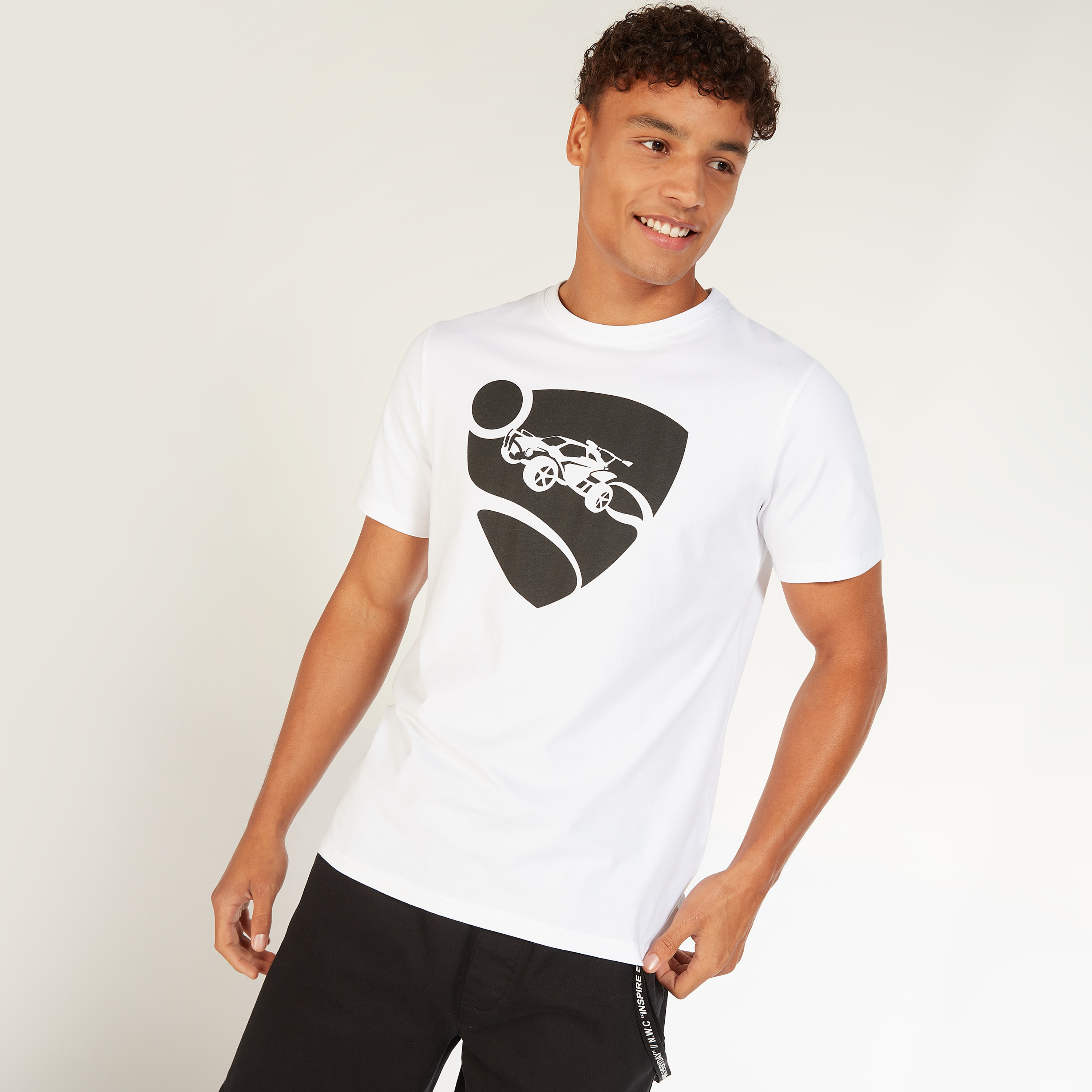 تيشيرت بياقة ضيقة وأكمام قصيرة وطبعات-men-clothing-tshirtsandpolos-tshirts-image-3