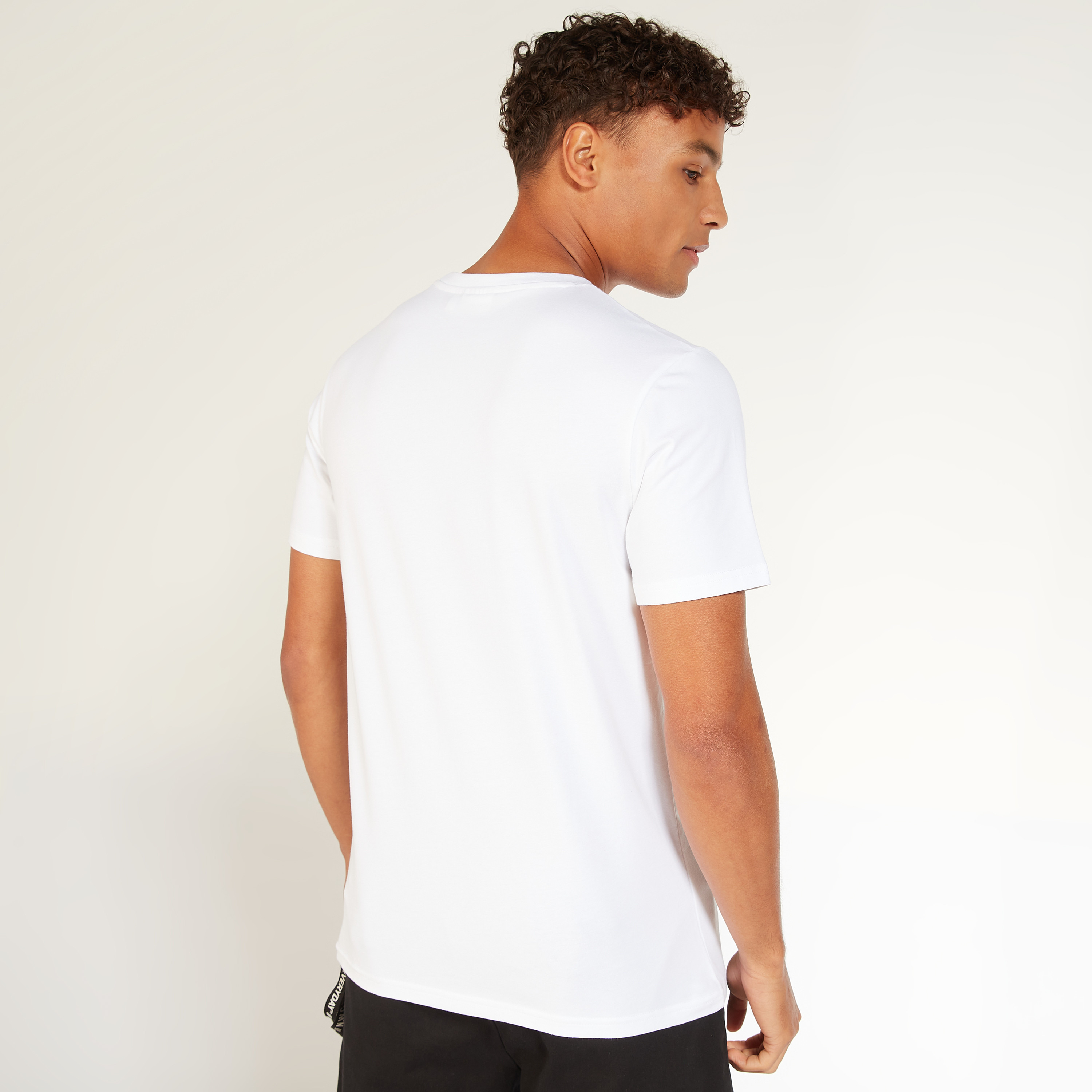 تيشيرت بياقة ضيقة وأكمام قصيرة وطبعات-men-clothing-tshirtsandpolos-tshirts-image-4