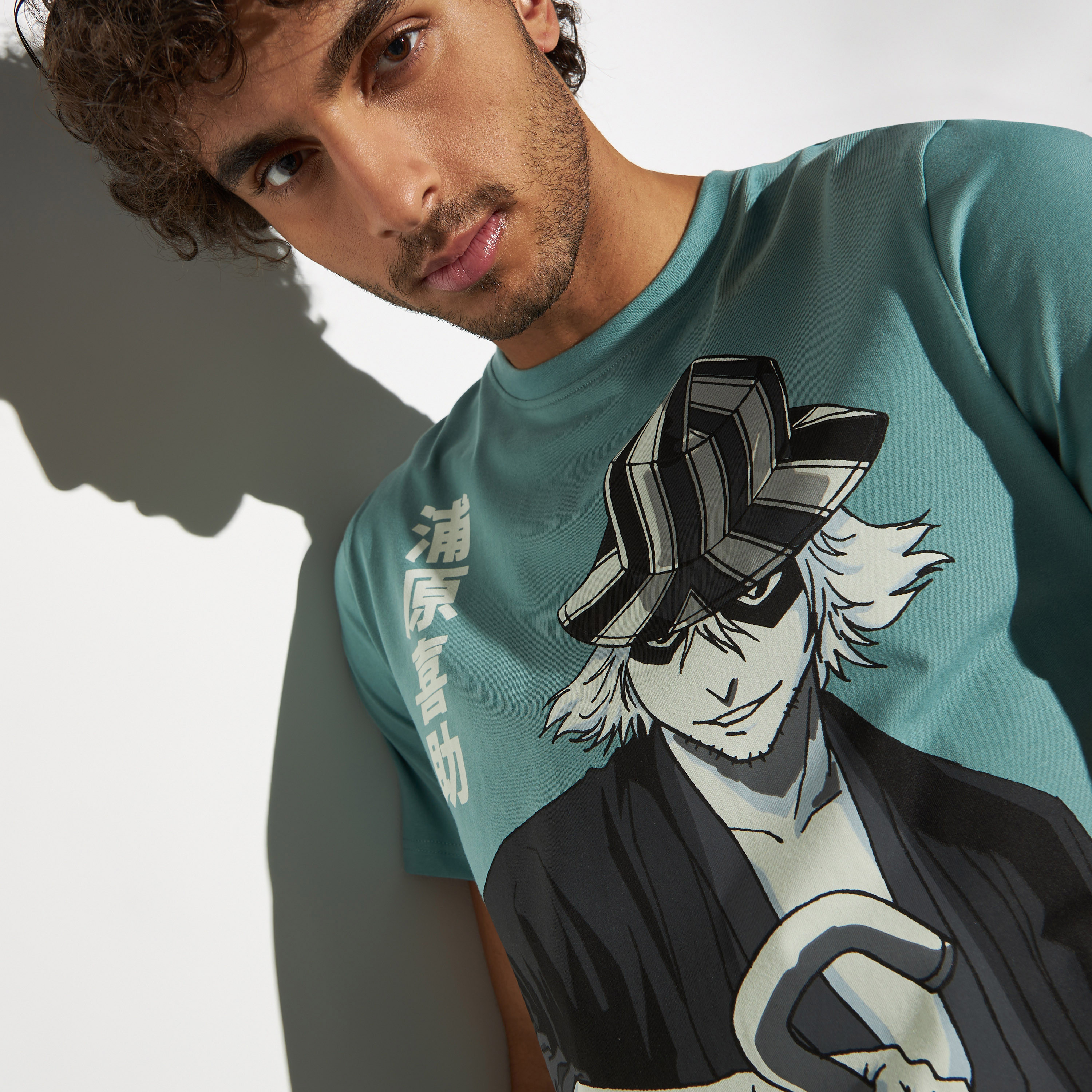 تيشيرت بياقة ضيقة وأكمام قصيرة وطبعات-men-clothing-tshirtsandpolos-tshirts-image-3