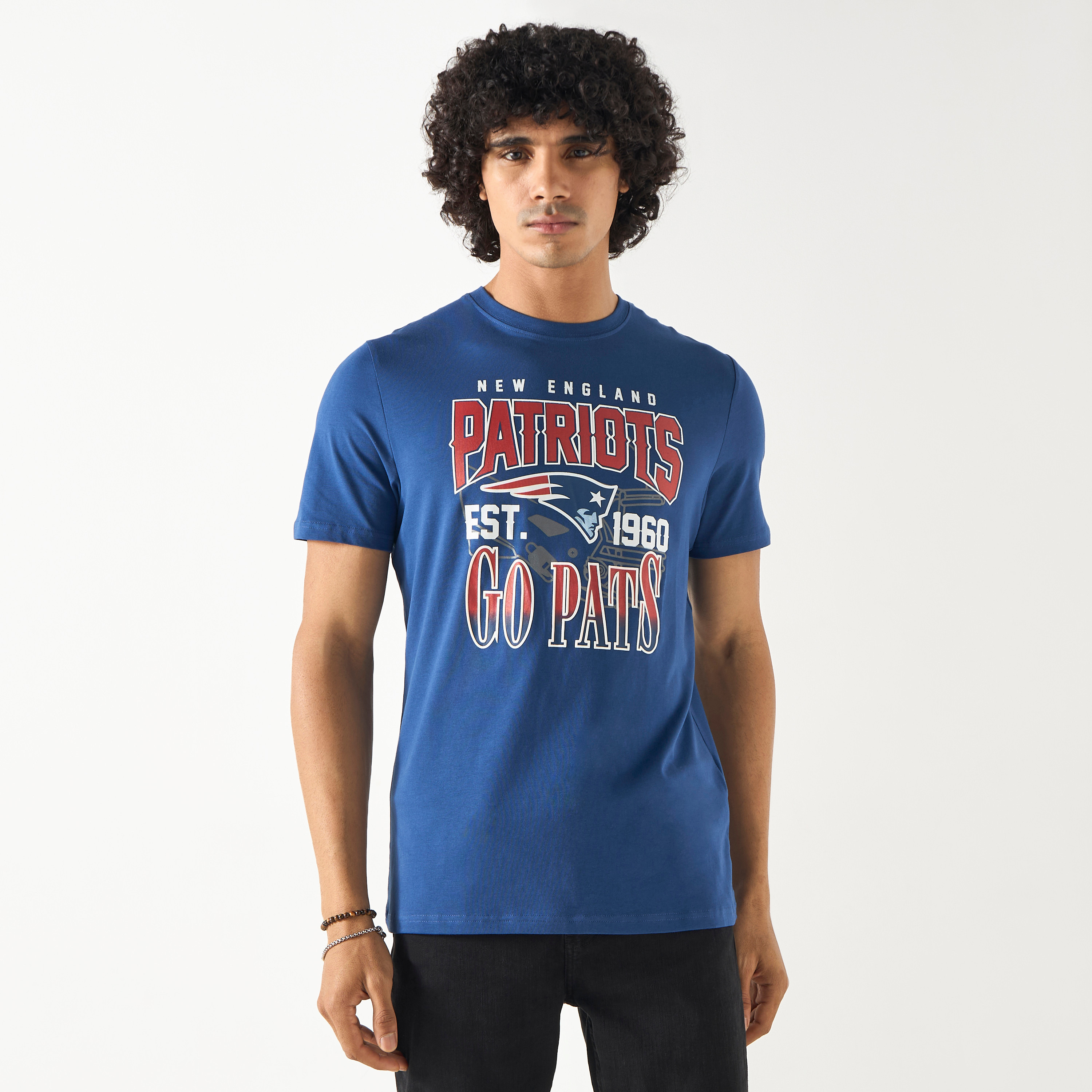 تيشيرت بياقة ضيّقة وأكمام قصيرة وطبعات نيو انجلاند باتريوتس-men-clothing-tshirtsandpolos-tshirts-image-1