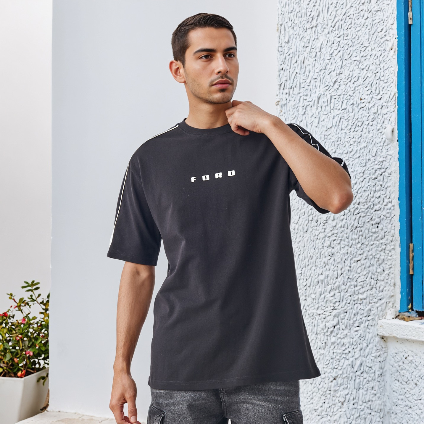 تي شيرت فورد للرجال بقصة مريحة وياقة دائرية وأكمام قصيرة-men-clothing-tshirtsandpolos-tshirts-image-1