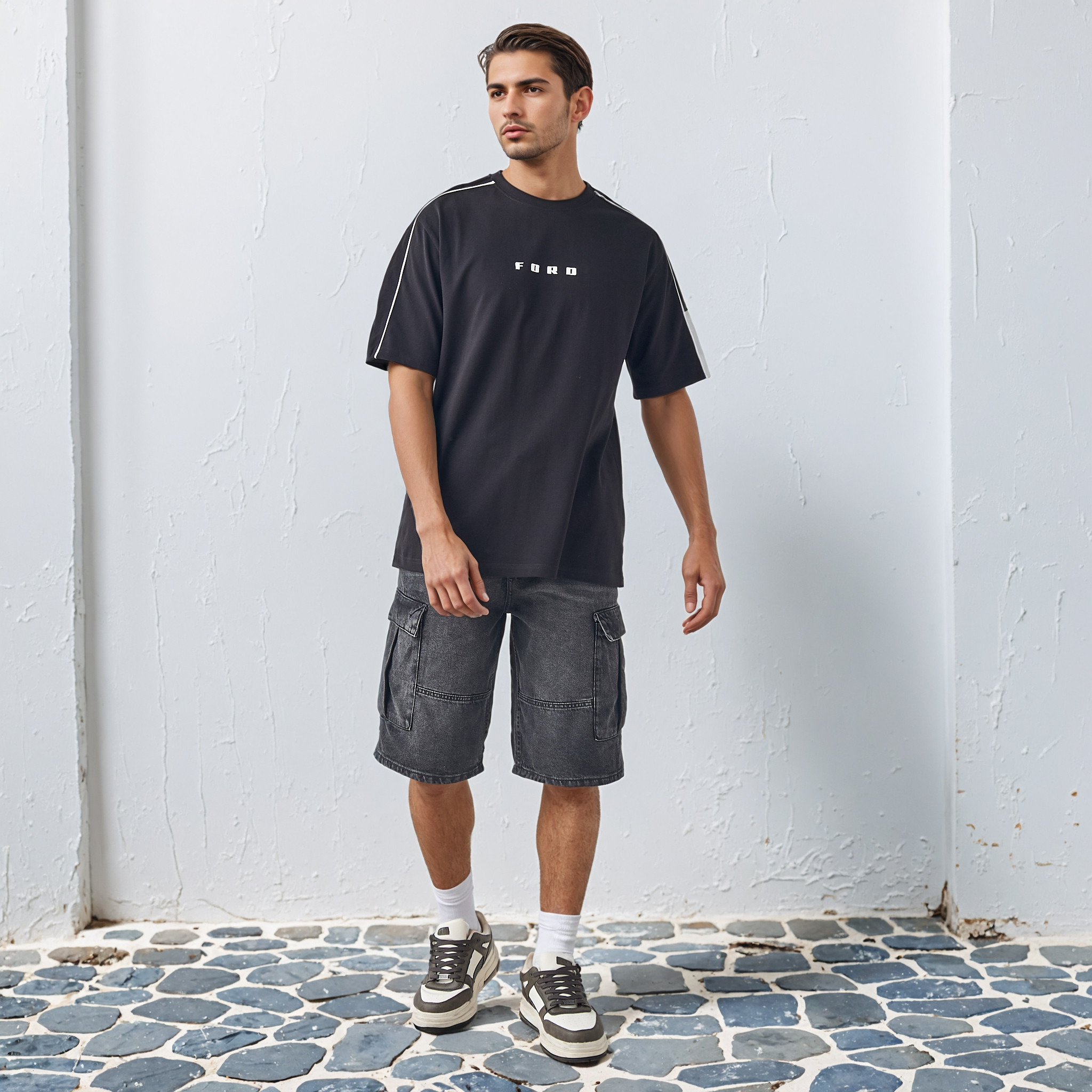 تي شيرت فورد للرجال بقصة مريحة وياقة دائرية وأكمام قصيرة-men-clothing-tshirtsandpolos-tshirts-image-2