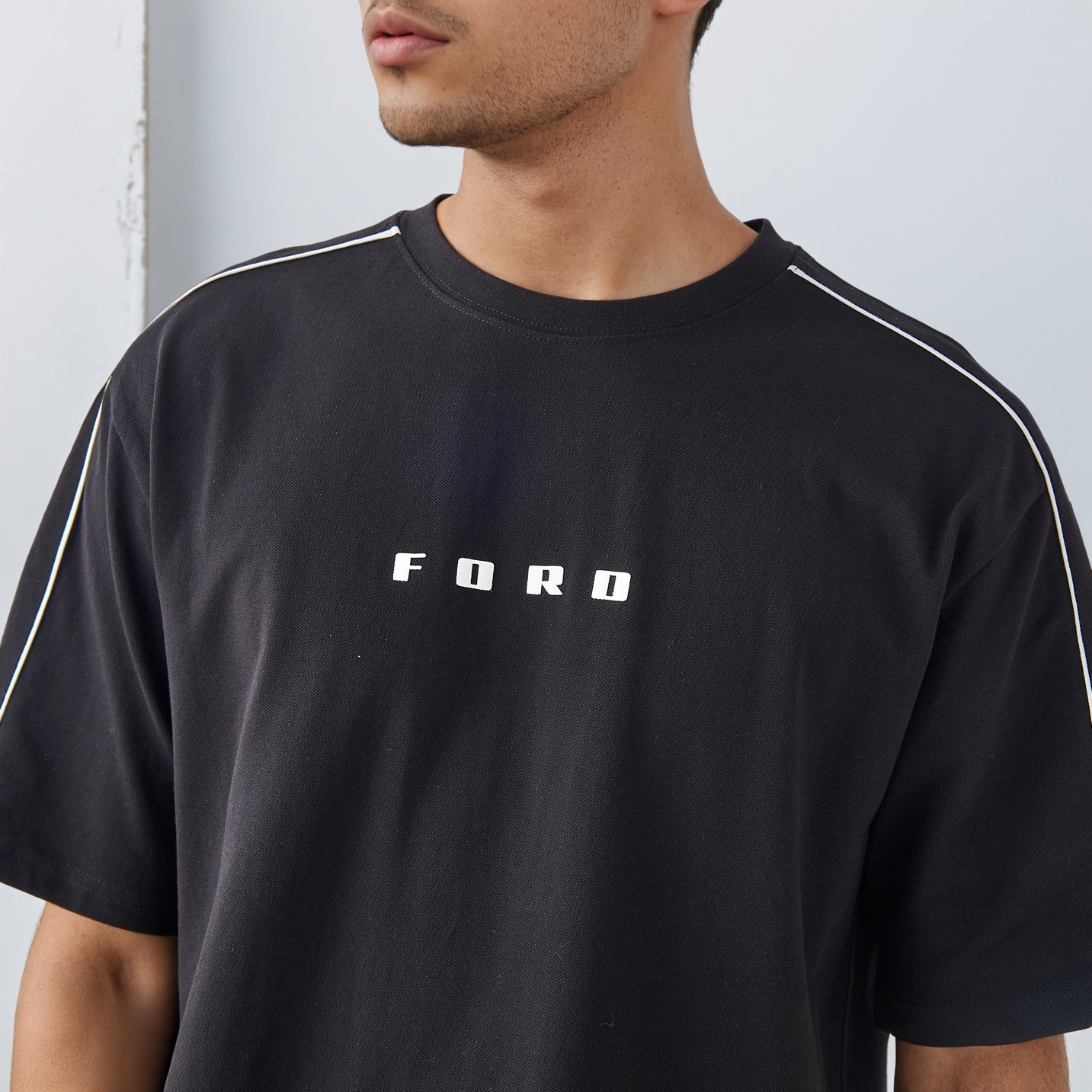 تي شيرت فورد للرجال بقصة مريحة وياقة دائرية وأكمام قصيرة-men-clothing-tshirtsandpolos-tshirts-image-4