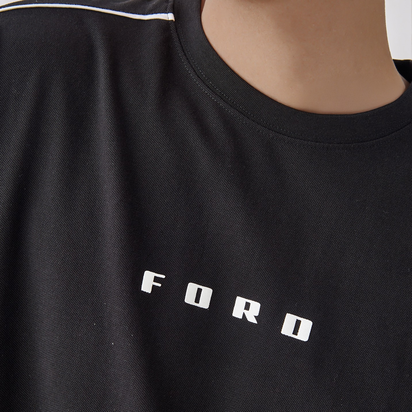 تي شيرت فورد للرجال بقصة مريحة وياقة دائرية وأكمام قصيرة-men-clothing-tshirtsandpolos-tshirts-image-5