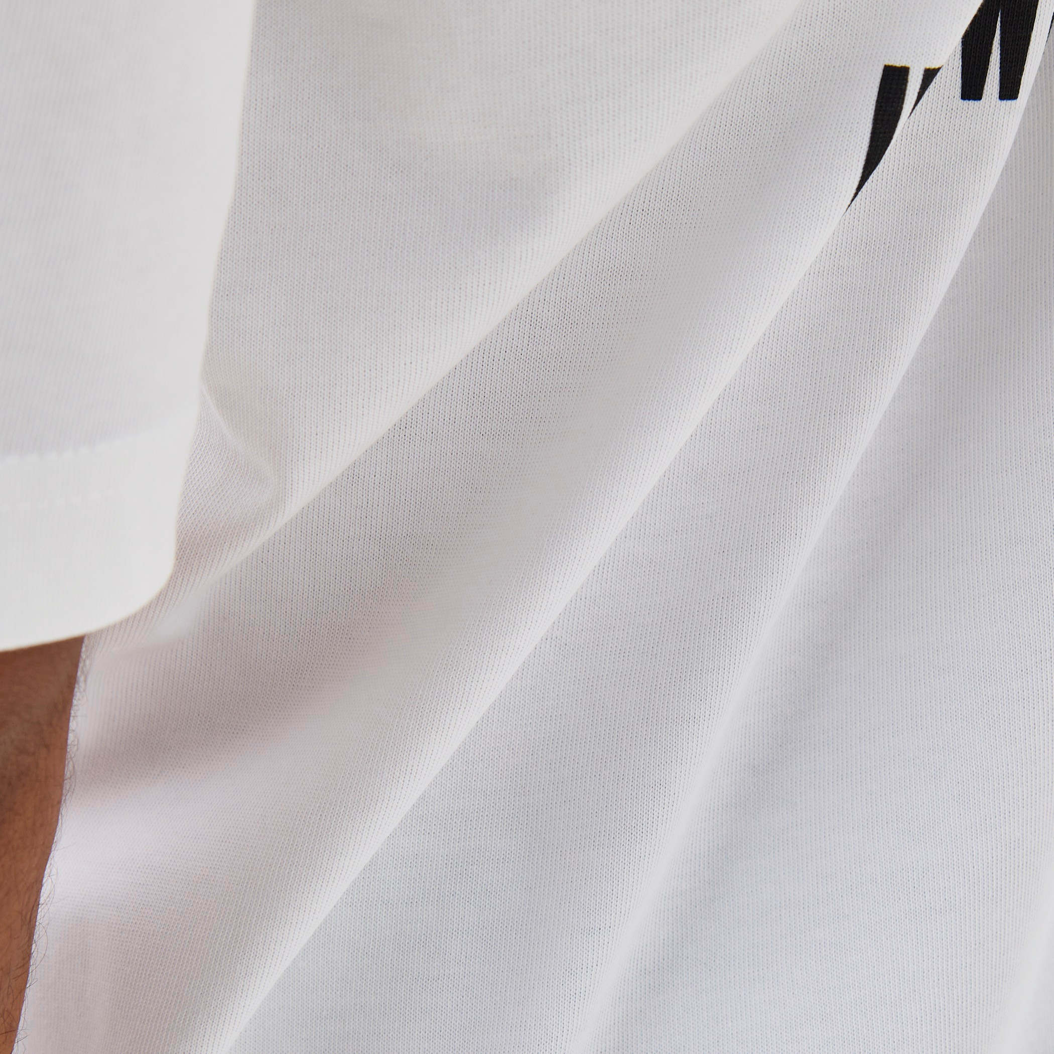 تيشيرت بقصة مريحة وياقة ضيقة وأكمام قصيرة وطبعات للرجال-men-clothing-tshirtsandpolos-tshirts-image-5