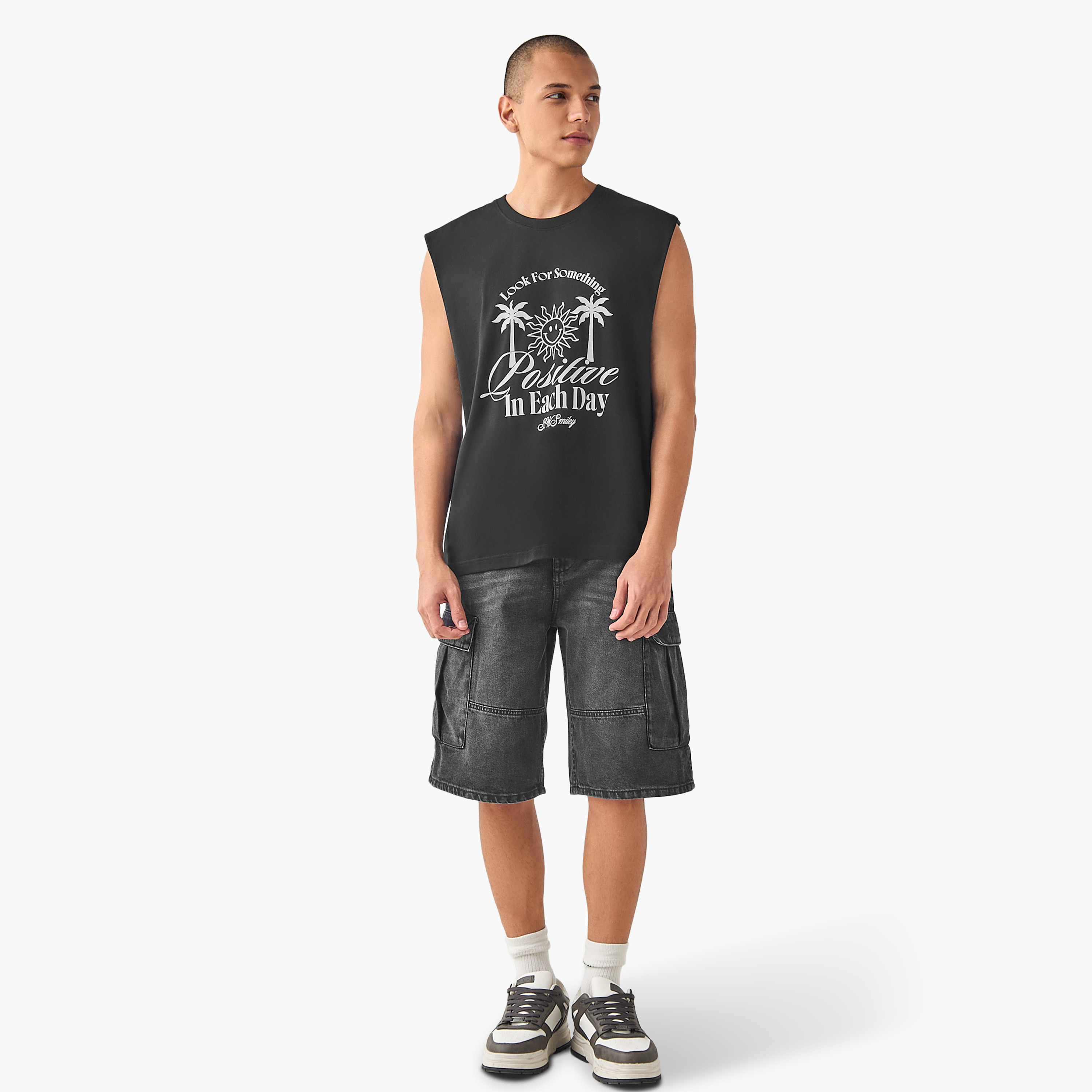 فيست سمايلي رجالي بدون أكمام بياقة دائرية-men-clothing-tshirtsandpolos-vests-image-2