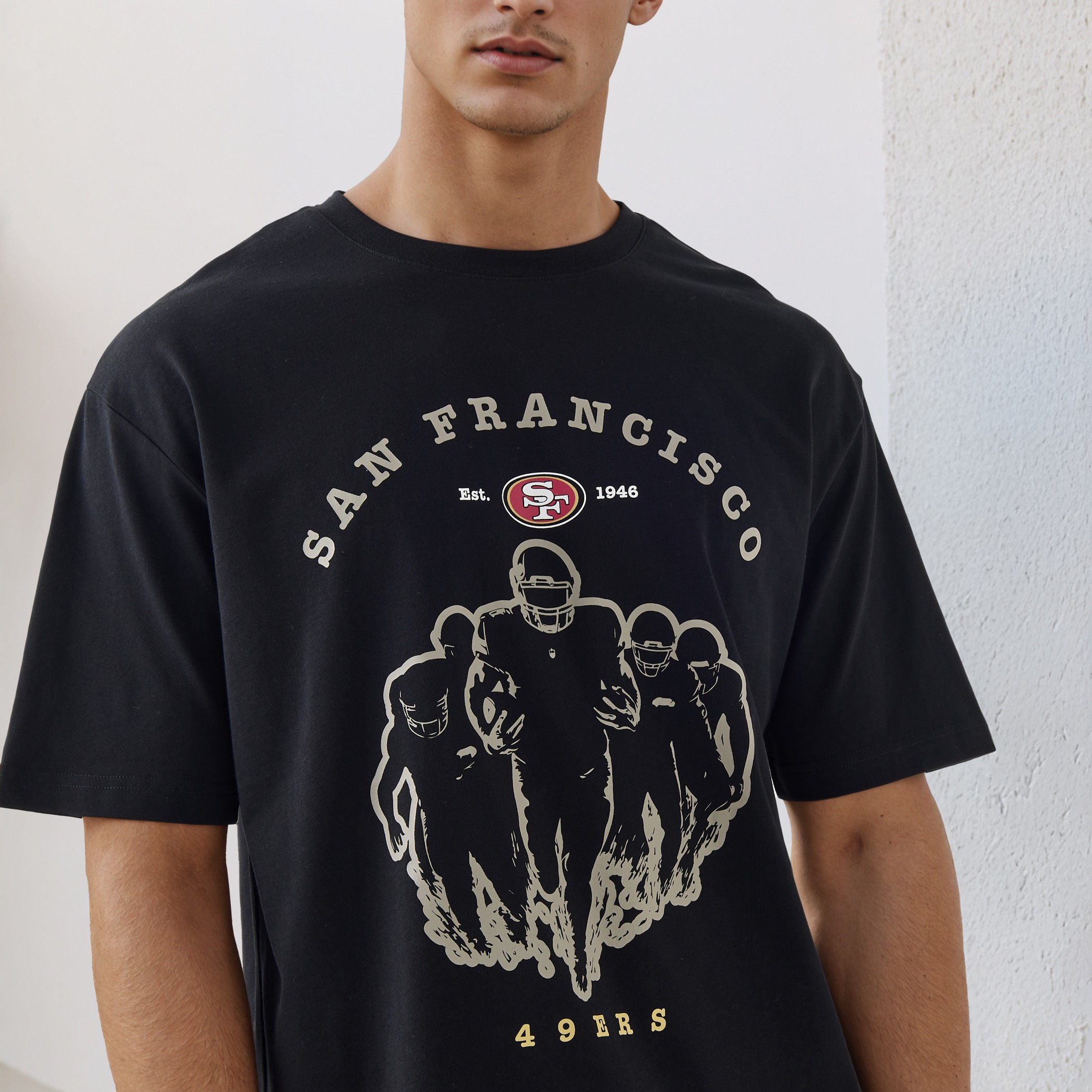 تيشيرت بقصة مريحة وياقة ضيقة وأكمام قصيرة بطبعات للرجال-men-clothing-tshirtsandpolos-tshirts-image-4