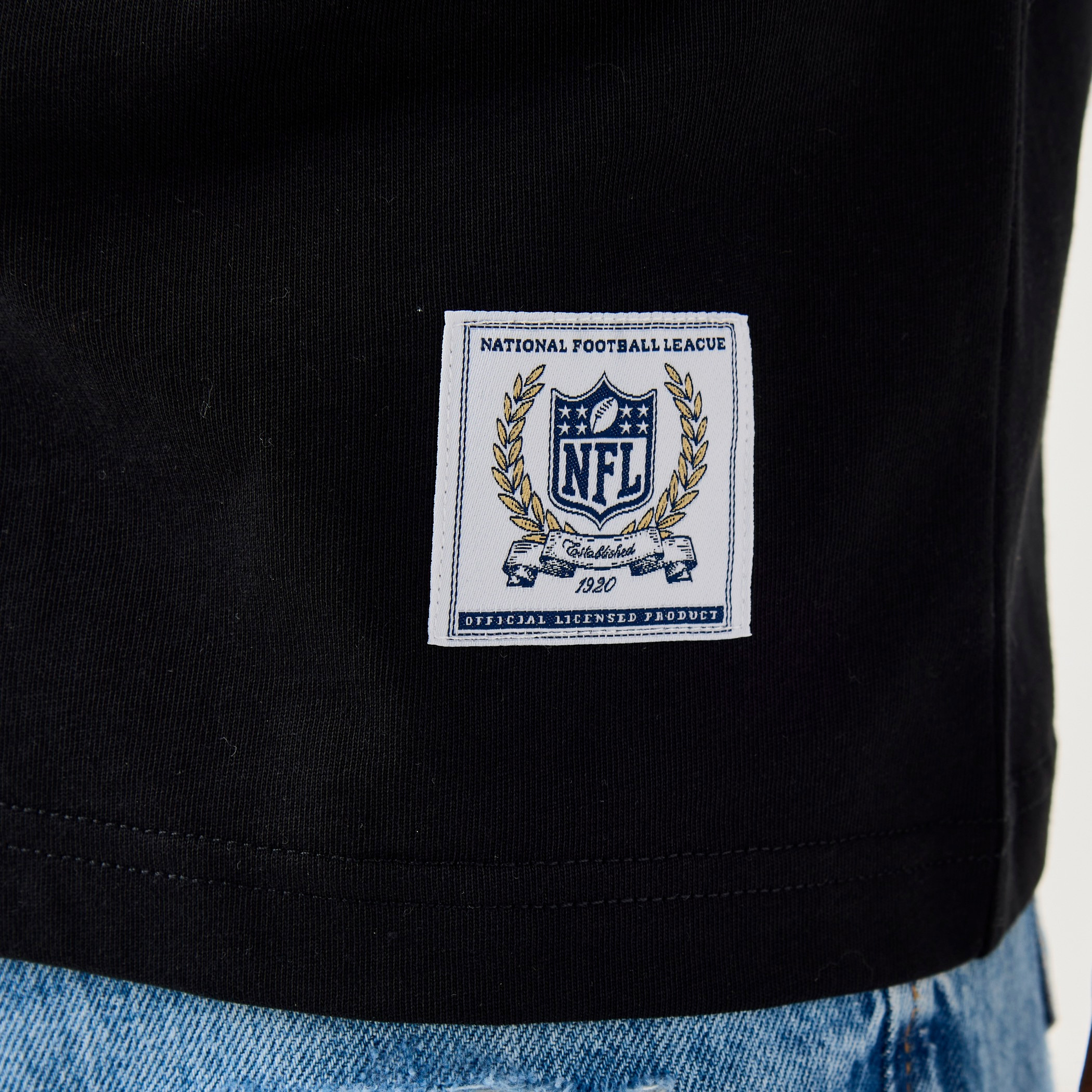 تيشيرت بقصة مريحة وياقة ضيقة وأكمام قصيرة بطبعات للرجال-men-clothing-tshirtsandpolos-tshirts-image-5