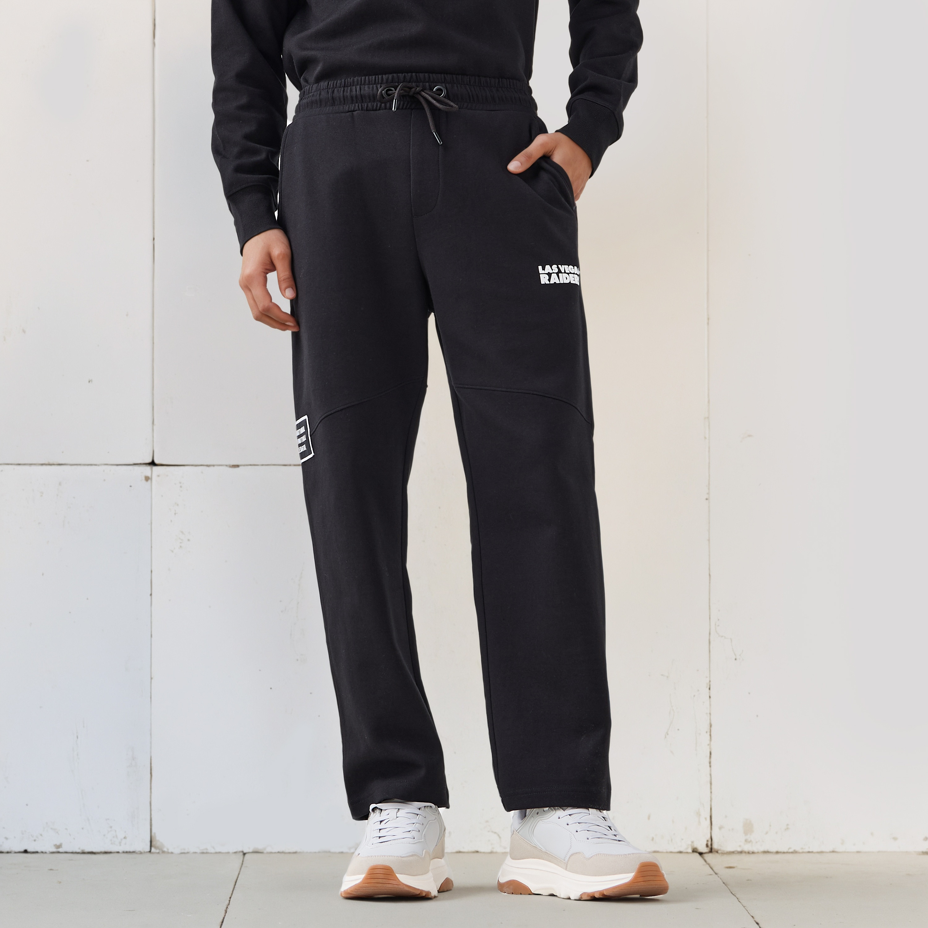 بنطال رياضي للرجال من لاس فيغاس رايدرز NFL بقصة عادية وخصر مرن-men-clothing-bottoms-joggers-image-1