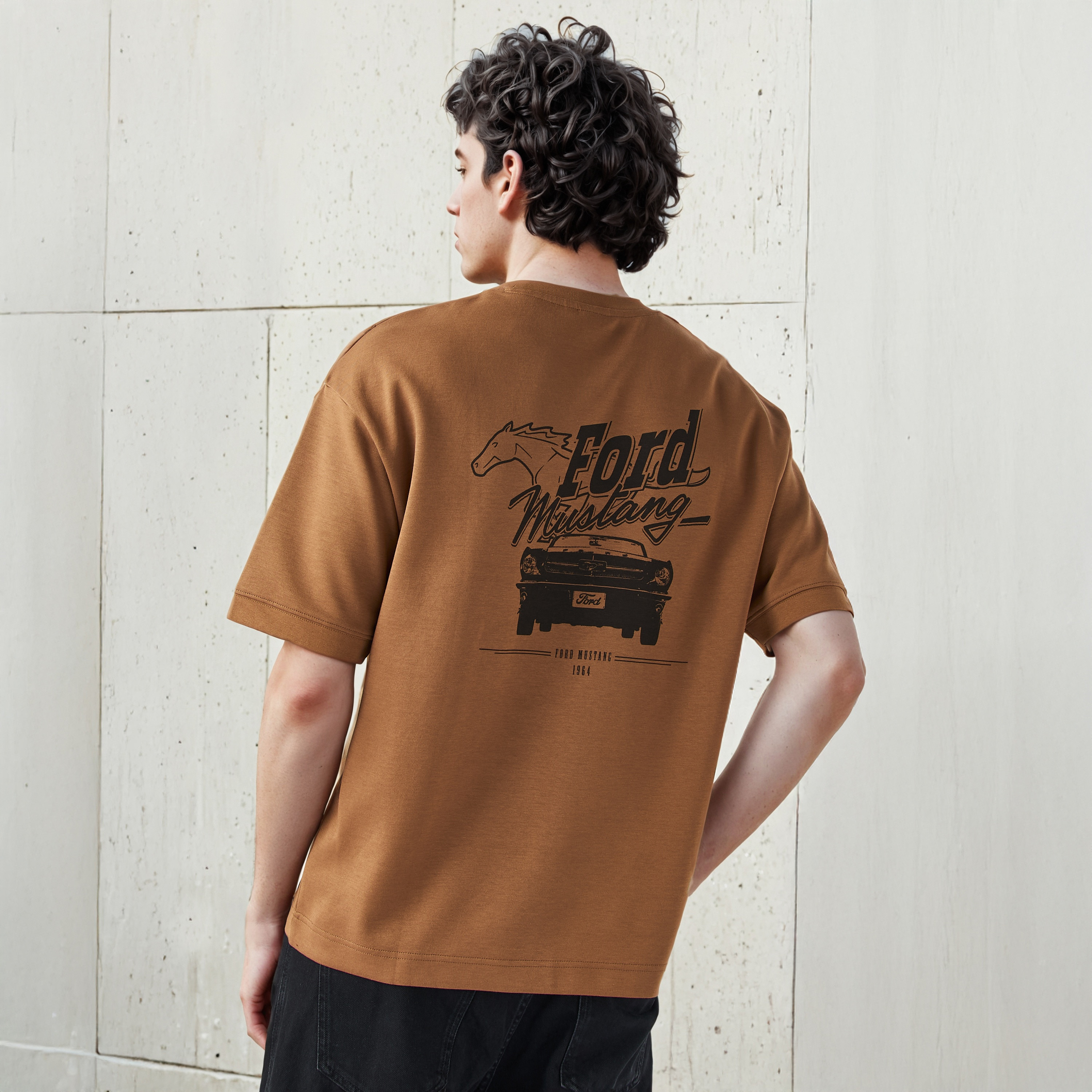 تيشيرت بقصّة مريحة وياقة ضيقة وأكمام قصيرة وطبعات للرجال-men-clothing-tshirtsandpolos-tshirts-image-1